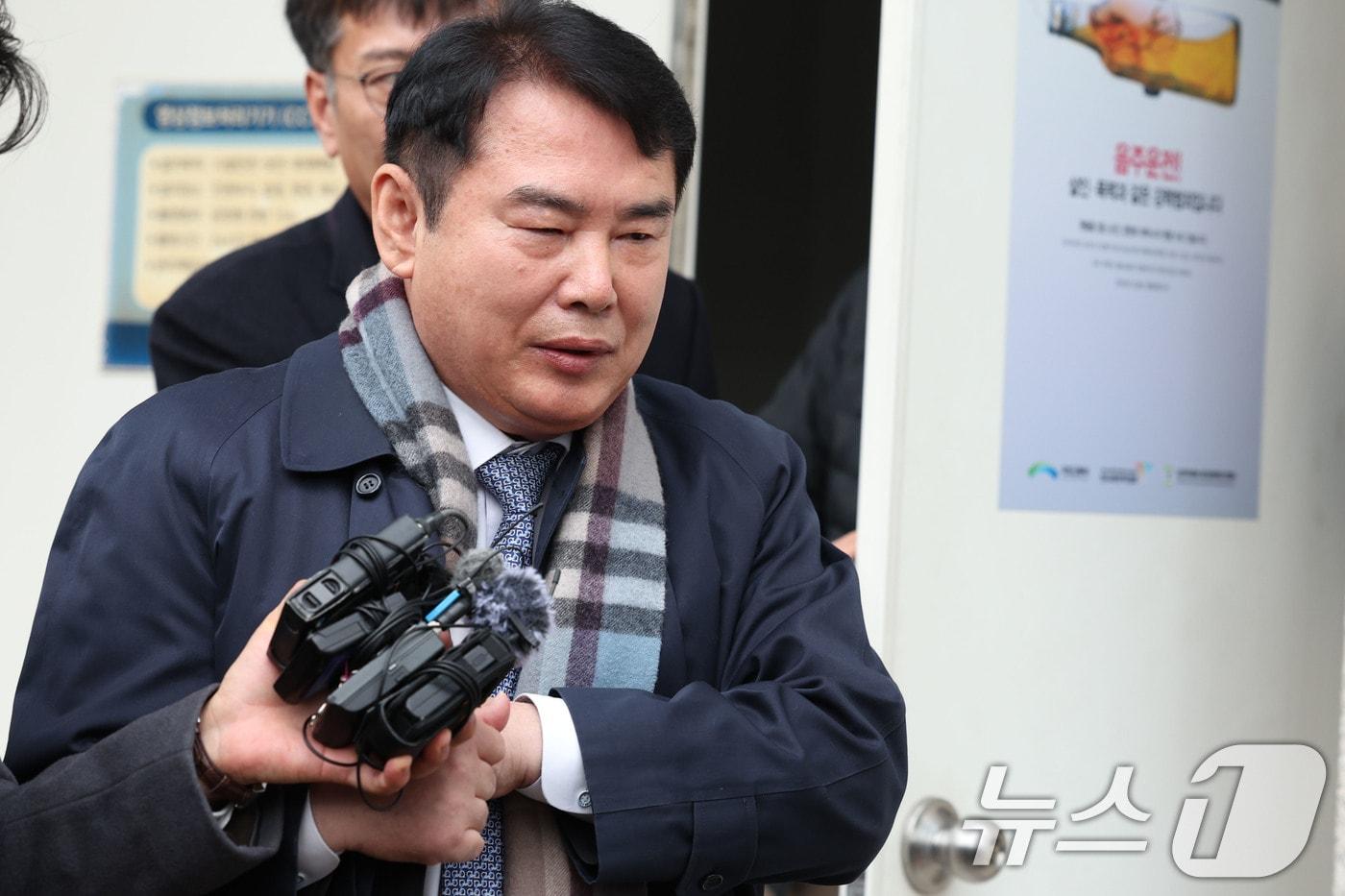 이정선 광주시교육감이 11일 광주 동구 광주지방법원에서 사전구속영장 실질심사를 받고 나오고 있다. 지난 2022년 신임 감사관 임용 절차에 개입한&#40;직권남용 권리행사&#41; 혐의를 받는 이 교육감의 구속 여부는 이날 오후 중 나올 예정이다. 2025.12.11/뉴스1 ⓒ News1 이승현 기자