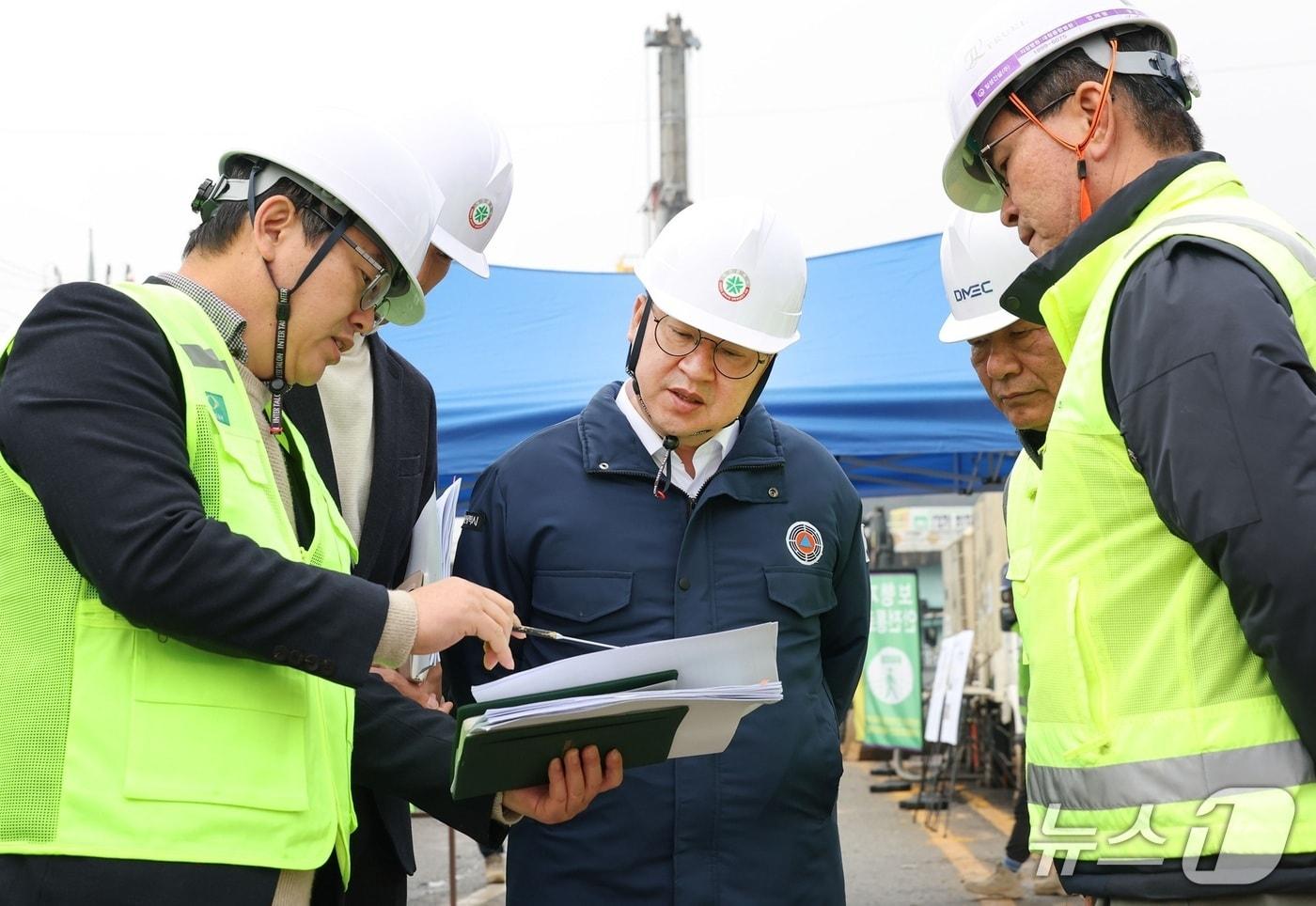 이장우 대전시장은 11일 트램 10공구 현장을 찾아 교통 처리 대책 등을 점검했다. (시 제공) / 뉴스1