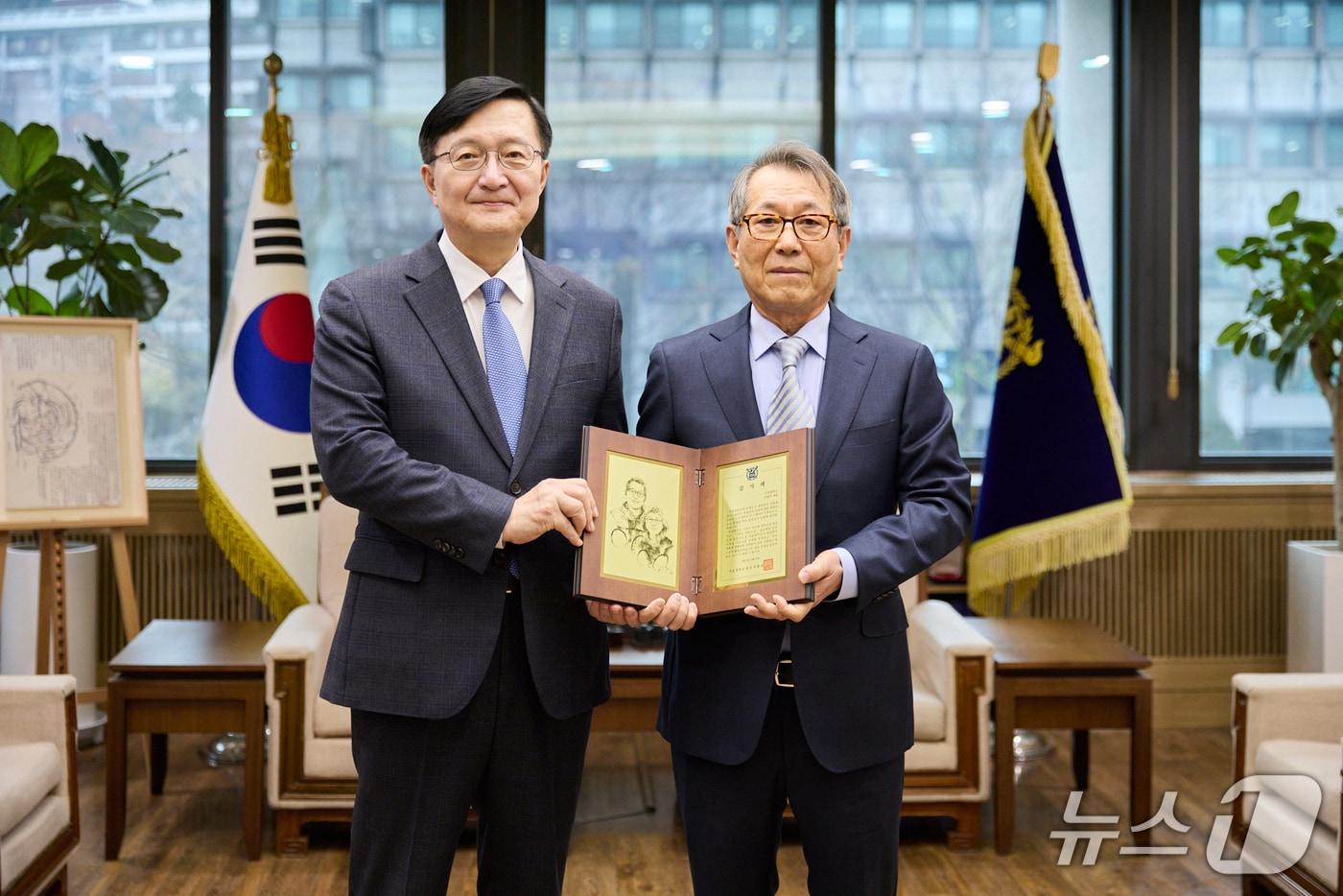 유홍림 총장이 지난 11일 서울대 행정관에서 이 전 대표에게 기부 감사패를 전달했다.&#40;서울대 제공&#41;