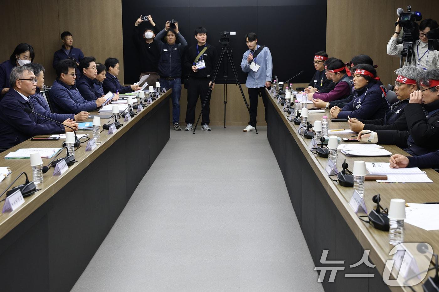 서울교통공사 제1노조인 민주노총 산하 서울교통공사노조가 11일 서울 성동구 서울교통공사 본사에서 열린 본사에서 열린 서울지하철 노사 임금교섭 본회의에 참석하고 있다. &#40;공동취재&#41; 2025.12.11/뉴스1 ⓒ News1 이호윤 기자