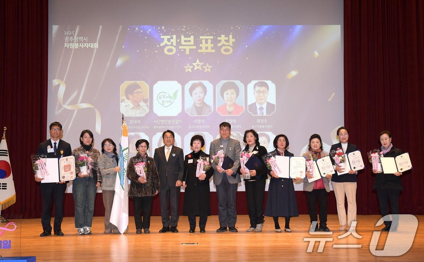 강기정 광주광역시장이 11일 오전 시청 대회의실에서 열린 '2025년 광주시 자원봉사자대회'에 참석해 유공자 표창을 한 후 수상자들과 함께 기념촬영을 하고 있다. (광주광역시 제공. 재판매 및 DB 금지) 2025.12.11/뉴스1