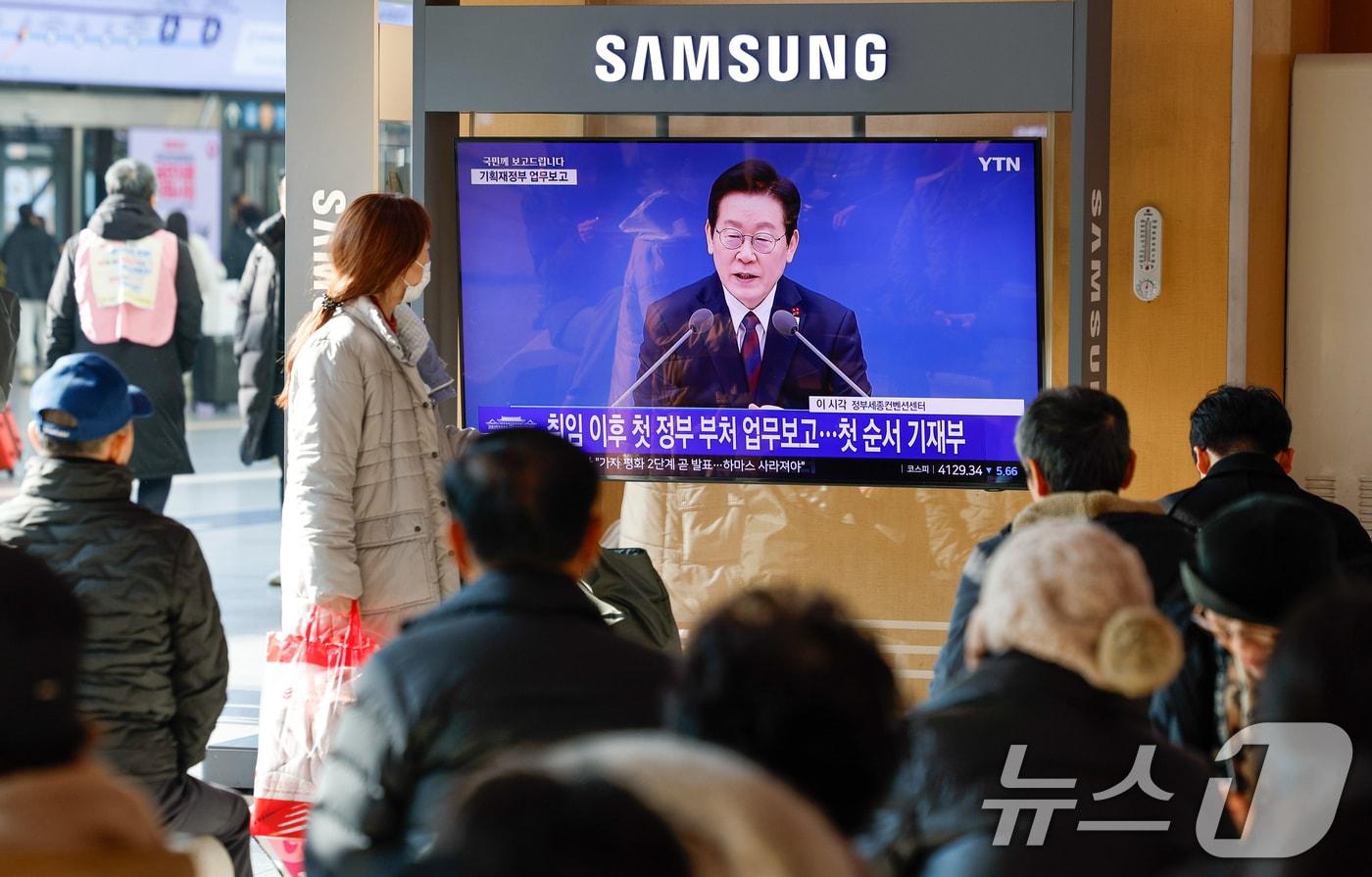 11일 서울역에서 이재명 대통령의 취임 후 첫 기관별 업무보고&#40;기획재정부·국가데이터처&#41; 모두 발언 생중계 화면이 나오고 있다. 강유정 대통령실 대변인은 &#34;부처별 업무보고가 생중계되는 건 처음이며, 국민주권정부의 국정철학을 국민과 나누고 정책 이행 과정의 투명성을 높이기 위한 조치＂라고 말했다. 2025.12.11/뉴스1 ⓒ News1 안은나 기자
