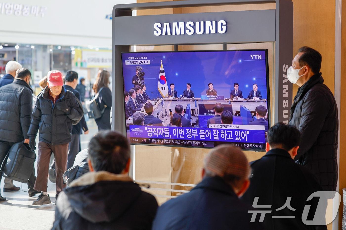 본문 이미지 - 11일 서울역에서 이재명 대통령의 취임 후 첫 기관별 업무보고(기획재정부·국가데이터처) 모두 발언 생중계 화면이 나오고 있다. 강유정 대통령실 대변인은 "부처별 업무보고가 생중계되는 건 처음이며, 국민주권정부의 국정철학을 국민과 나누고 정책 이행 과정의 투명성을 높이기 위한 조치＂라고 말했다. 2025.12.11/뉴스1 ⓒ News1 안은나 기자