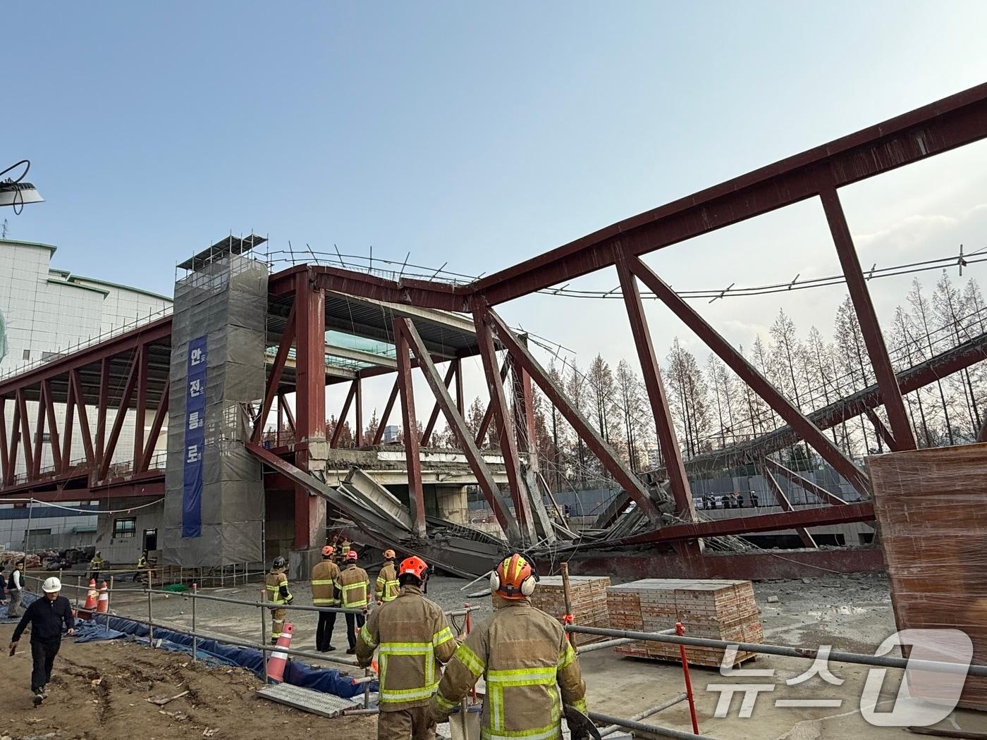 본문 이미지 - 11일 오후 1시 58분쯤 광주 서구 치평동&#40;상무지구&#41;의 광주대표도서관 공사 현장에서 붕괴 사고가 발생했다. 사진은 사고 현장 모습. 2025.12.11/뉴스1 ⓒ News1 김태성 기자