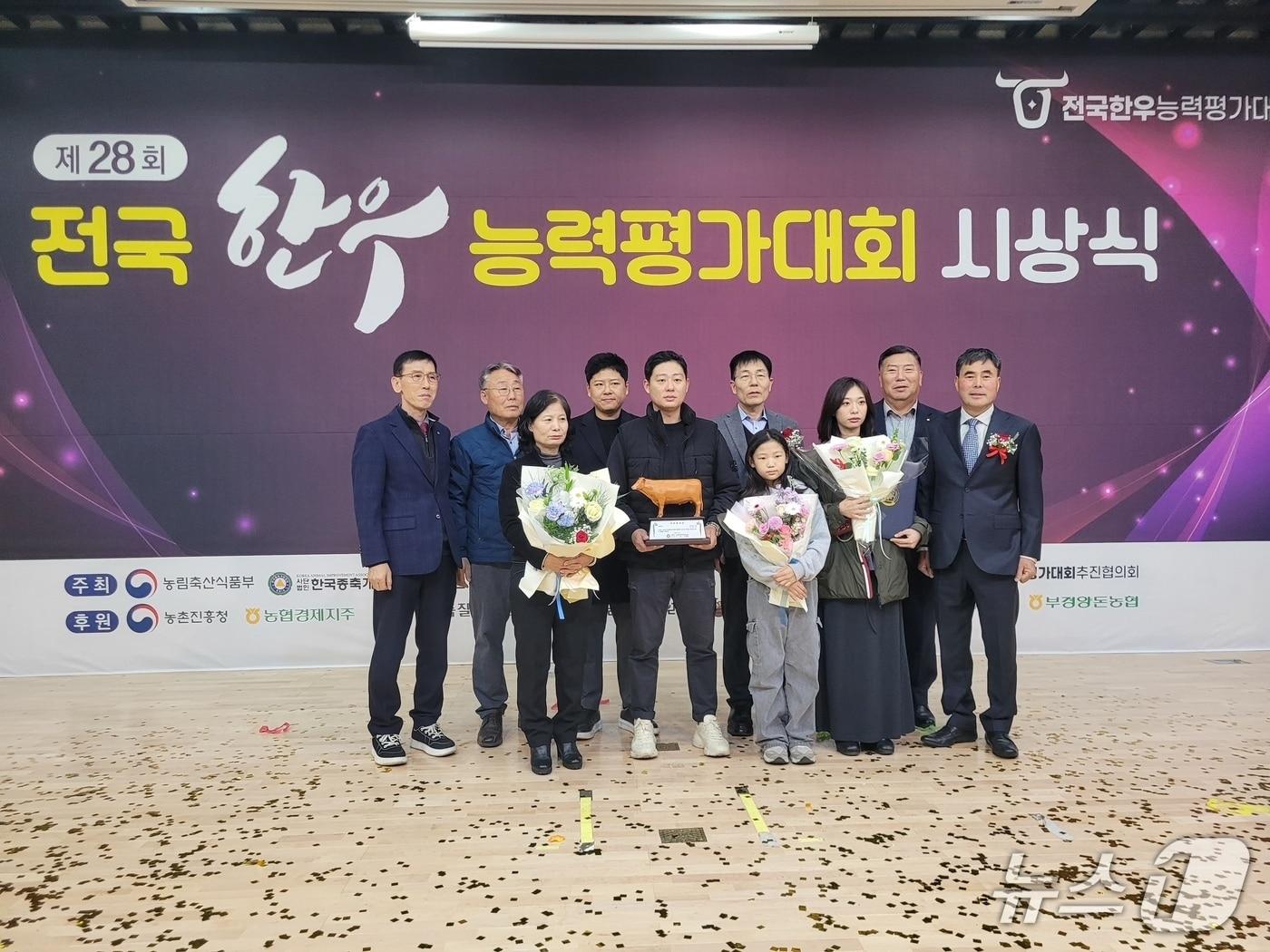 본문 이미지 - 전국한우능력평가대회 수상.&#40;전남도 제공. 재판매 및 DB금지&#41; 2025.12.11/뉴스1
