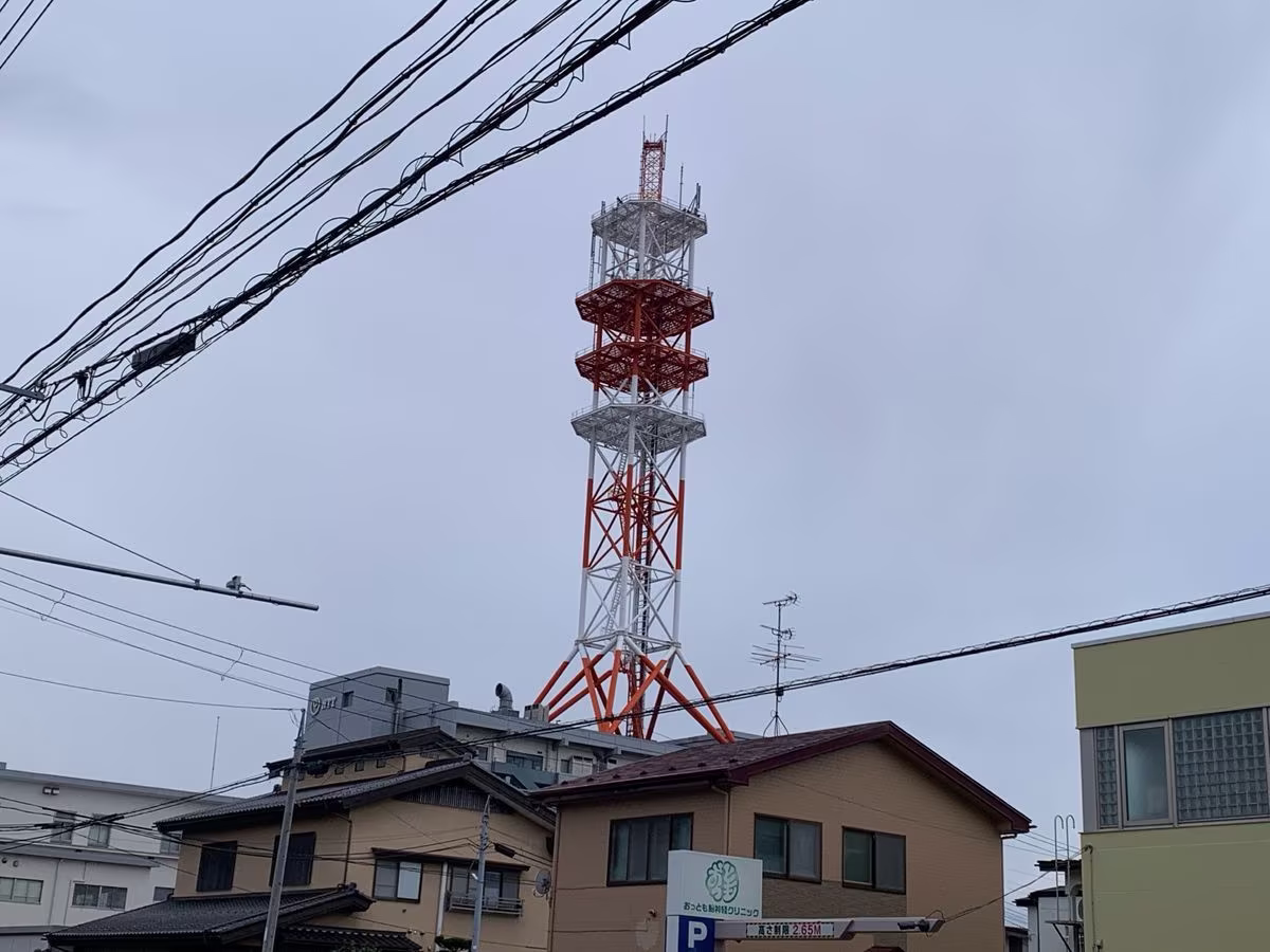 본문 이미지 - NTT 아오모리 하치노헤 빌딩 옥상에 설치된 철탑. &lt;사진=RAB 아오모리방송&gt;