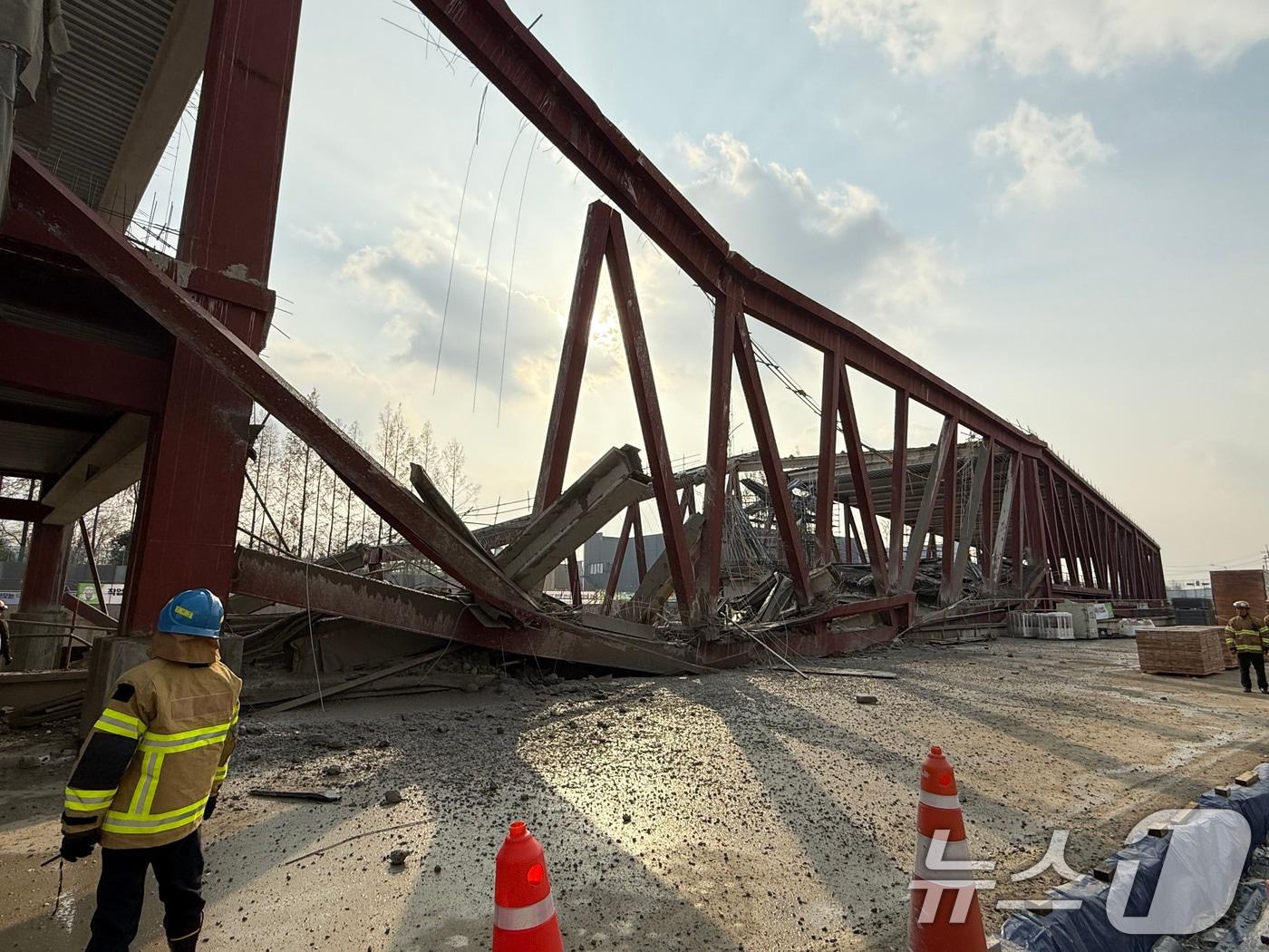 본문 이미지 - 11일 오후 1시 58분쯤 광주 서구 치평동&#40;상무지구&#41;의 광주대표도서관 공사 현장에서 레미콘 타설 중 붕괴 사고가 발생했다. 사진은 사고 현장 모습. 2025.12.11/뉴스1 ⓒ News1 김태성 기자
