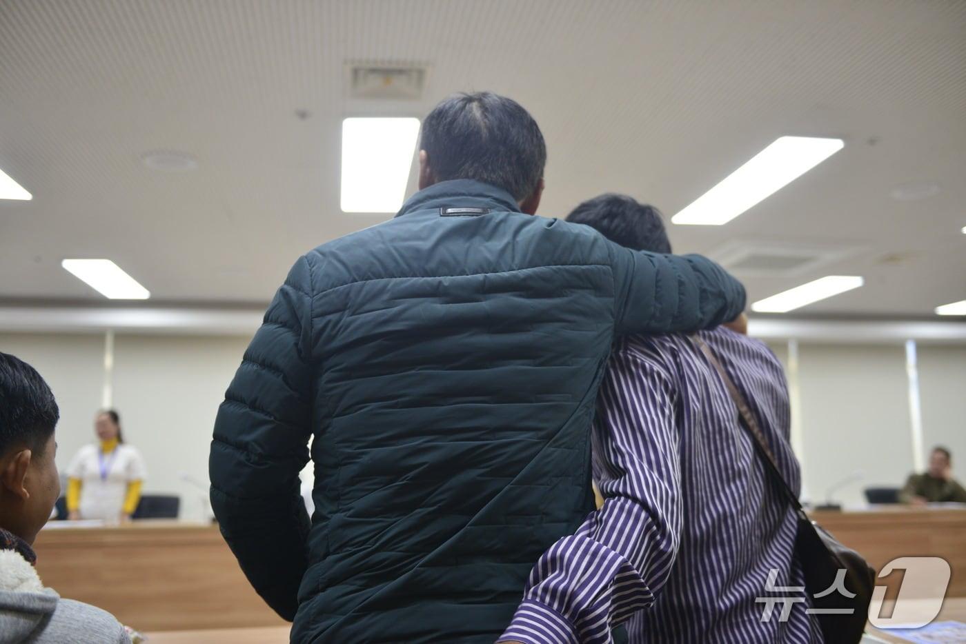 11일 오후 대구 달성군 종합상활실에 마련된 외국인 계절근로자 교육장에서 업주와 근로자가 어깨동무를 하며 반갑게 인사하고 있다. 이날 입국한 캄보디아인 17명은 최대 8개월간 미나리 재배 등에 투입된다.2025.12.11/뉴스1 ⓒ News1 이성덕 기자