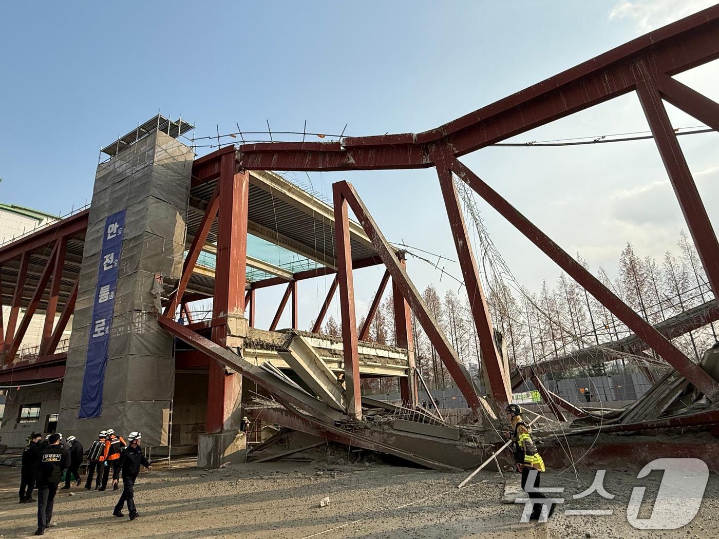본문 이미지 - 11일 오후 1시 58분쯤 광주 서구 치평동&#40;상무지구&#41;의 광주대표도서관 공사 현장에서 레미콘 타설 중 붕괴 사고가 발생했다. 사진은 사고 현장 모습. 2025.12.11/뉴스1 ⓒ News1 김태성 기자