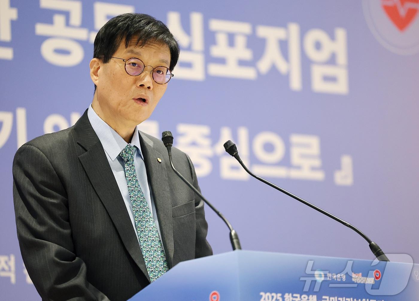 본문 이미지 - 이창용 한국은행 총재가 11일 서울 중구 한국은행 별관 컨퍼런스홀에서 열린 2025 한국은행-국민건강보험공단 공동 심포지엄 ‘초고령사회 어떻게 대비할 것인가? 생애 말기 의료를 중심으로’에 참석해 축사를 하고 있다. 이 총재는 축사에서 지난 8월 돌아가신 어머니 임종을 보며 연명의료를 고민했다며 울먹이기도 했다. 2025.12.11/뉴스1 ⓒ News1 김진환 기자