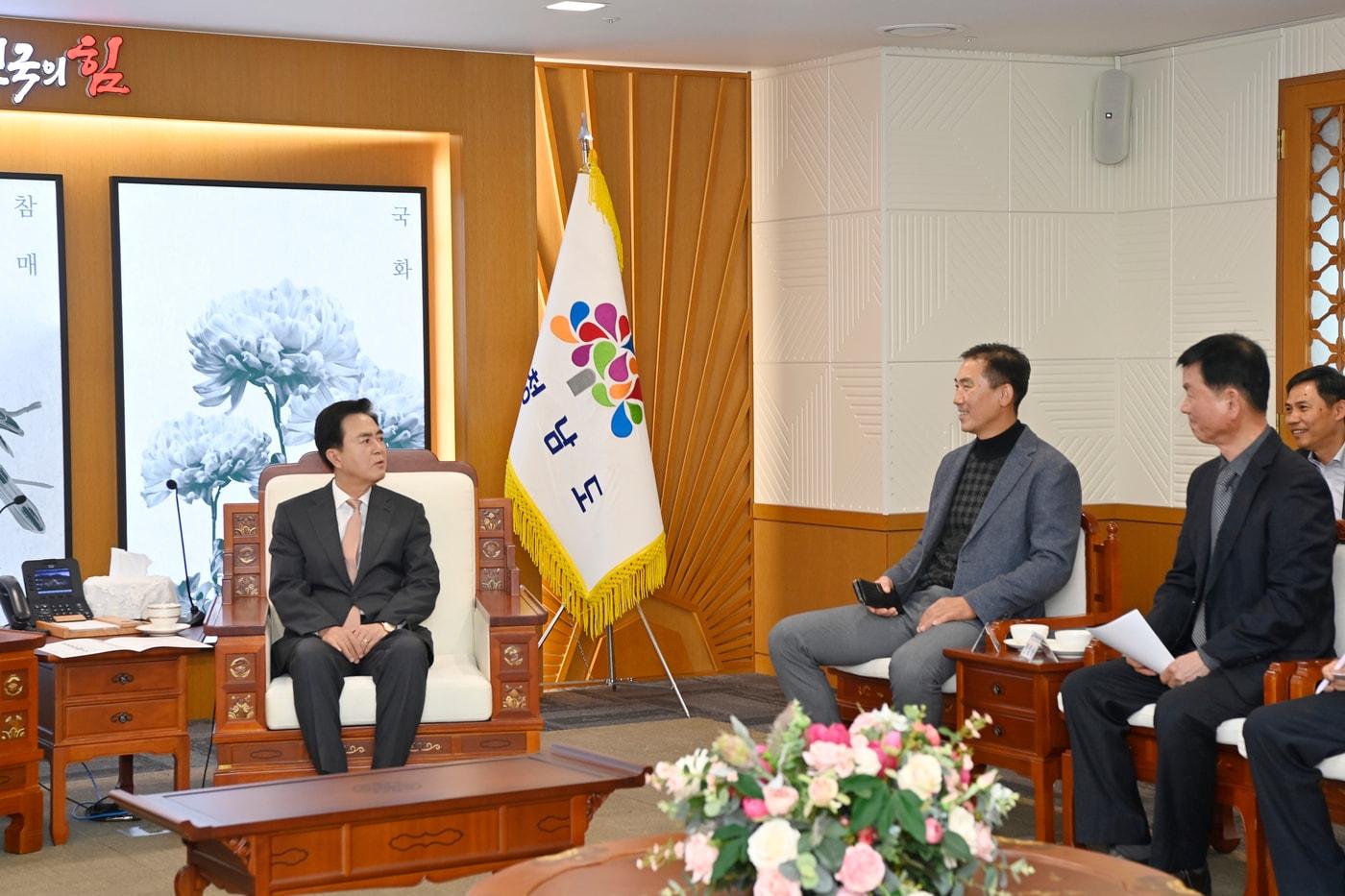 김태흠 지사&#40;왼쪽&#41;가 도청 접견실에서 한국공인중개사협회 충남지회 관계자들과 간담회를 하고 있다.&#40;충남도 제공. 재판매 및 DB금지&#41;/뉴스1