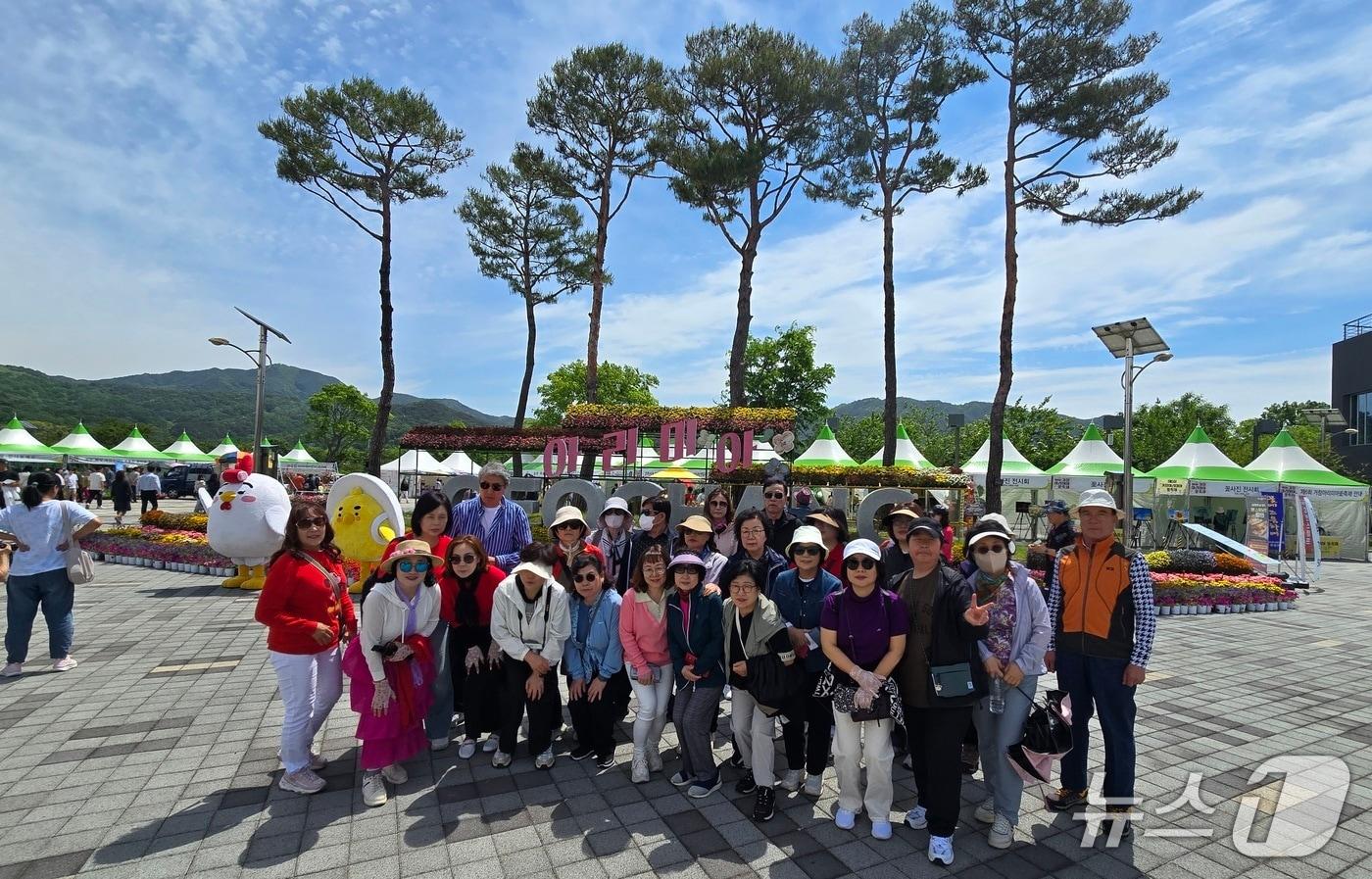 거창군을 방문한 단체 관광객들&#40;거창군 제공. 재판매 및 DB금지&#41;.