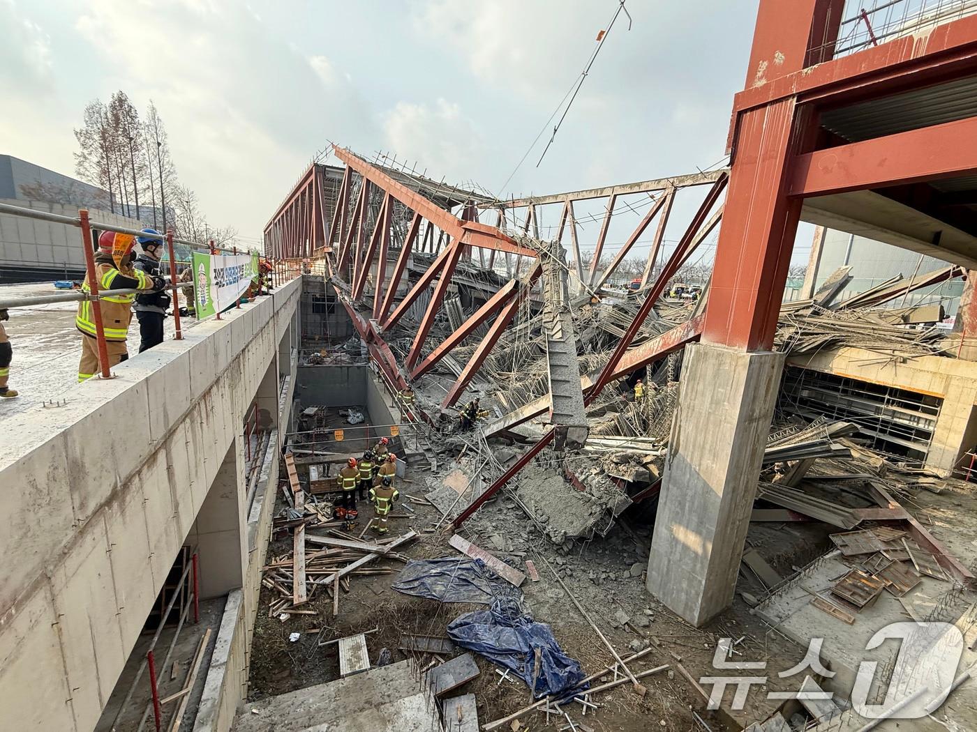 본문 이미지 - 11일 오후 1시 58분쯤 광주 서구 치평동&#40;상무지구&#41;의 광주대표도서관 공사 현장에서 레미콘 타설 중 붕괴 사고가 발생해 작업자가 매몰, 소방당국이 구조작업을 하고 있다. 2025.12.11/뉴스1 ⓒ News1 김태성 기자