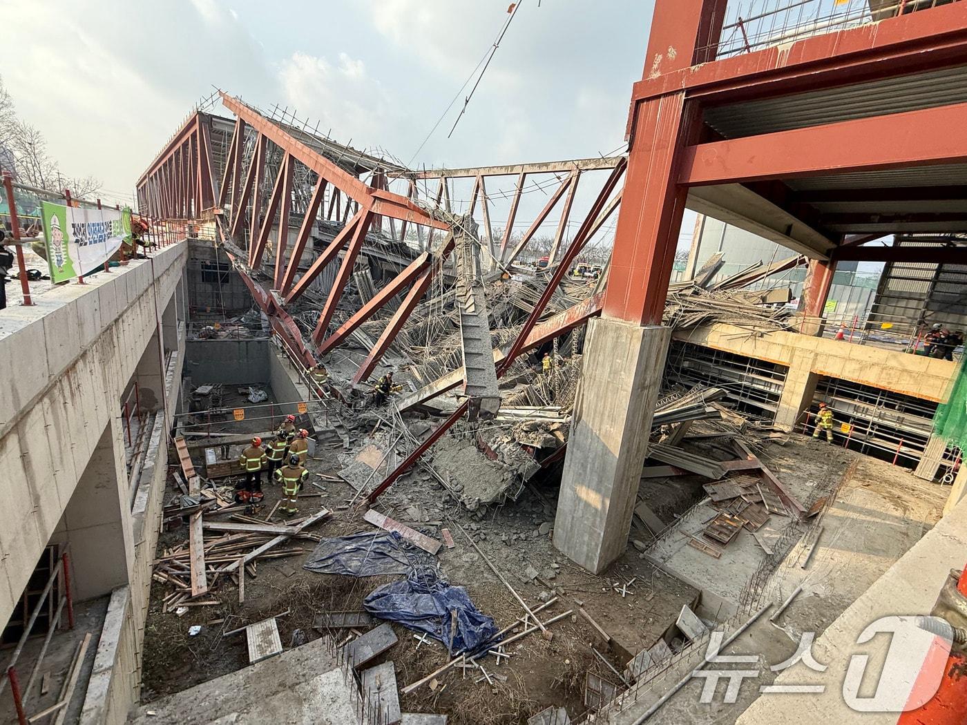 본문 이미지 - 11일 오후 1시 58분쯤 광주 서구 치평동(상무지구)의 광주대표도서관 공사 현장에서 레미콘 타설 중 붕괴 사고가 발생해 작업자가 매몰, 소방당국이 구조작업을 하고 있다. 2025.12.11/뉴스1 ⓒ News1 김태성 기자