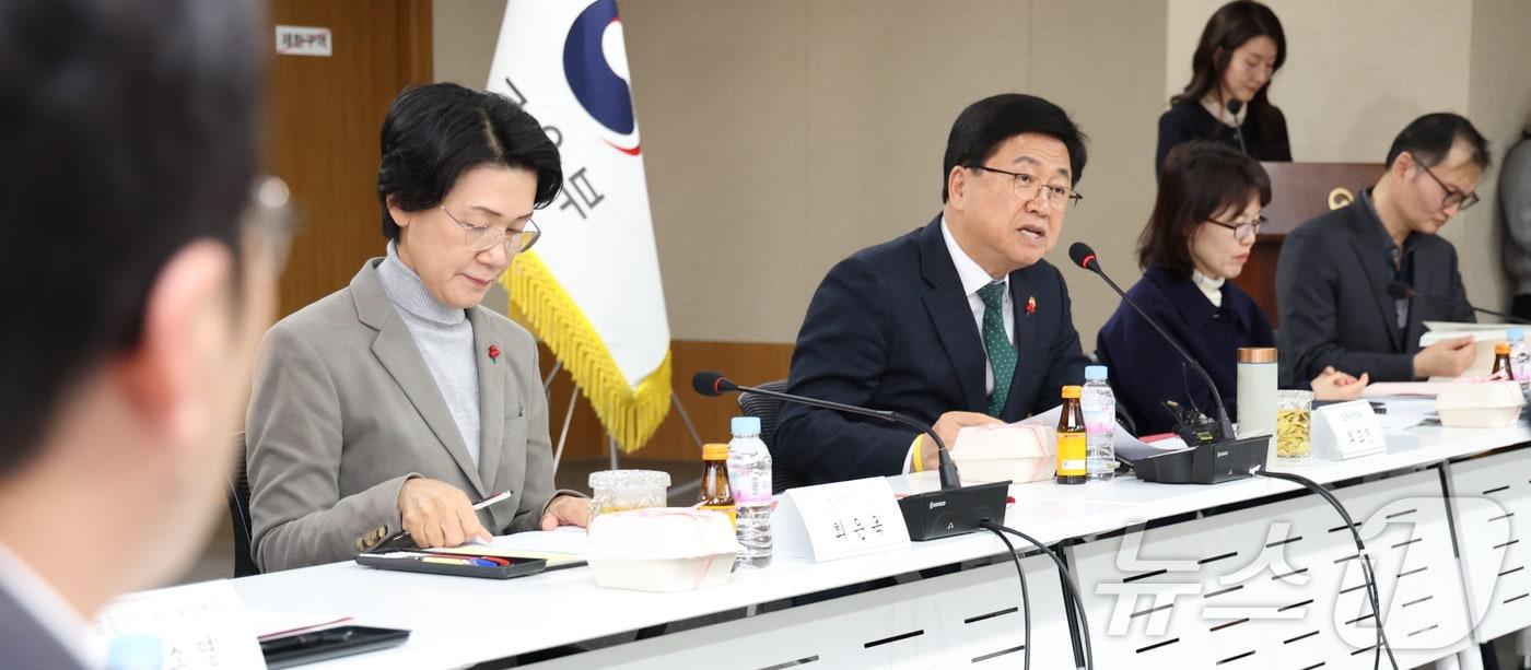 최교진 교육부 장관이  지난 11일 세종시 정부세종청사 교육부에서 열린 국가균형성장을 위한 지방대학 육성 추진단 1차 회의를 주재하며 인사말을 하고 있다. 2025.12.11/뉴스1 ⓒ News1 김기남 기자