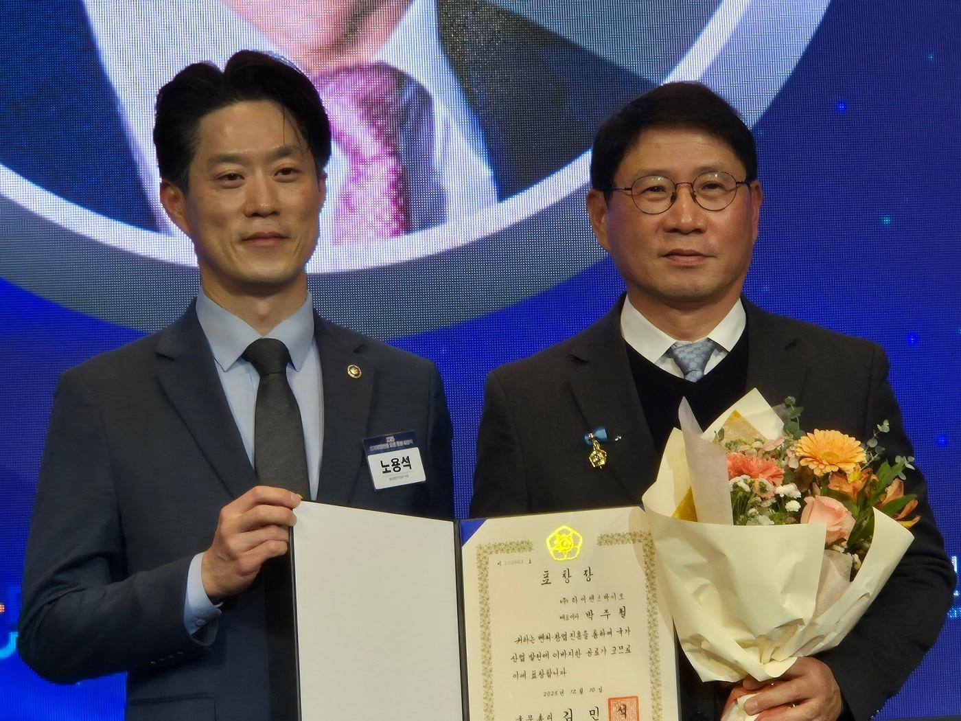 본문 이미지 - 노용석 중소벤처기업부 1차관&#40;왼쪽부터&#41;과 박주철 하이센스바이오 대표가 표창장 수여식에서 기념사진을 찍고 있다.&#40;하이센스바이오 제공&#41;/뉴스1