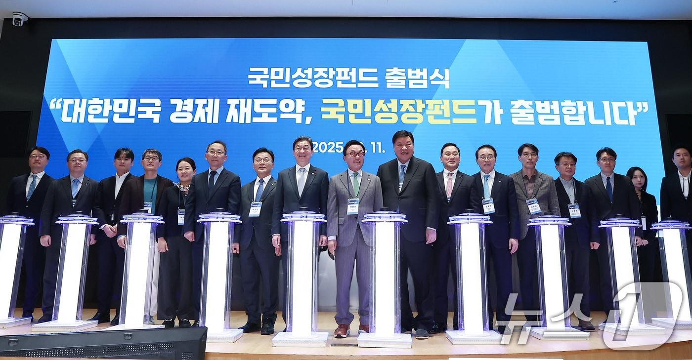 본문 이미지 - 이억원 금융위원장, 박현주 미래에셋 회장, 서정진 셀트리온그룹 회장 등 참석자들이 11일 서울 여의도 산업은행 본점에서 열린 국민성장펀드 출범식에서 기념촬영을 하고 있다. 2025.12.11/뉴스1 ⓒ News1 김성진 기자