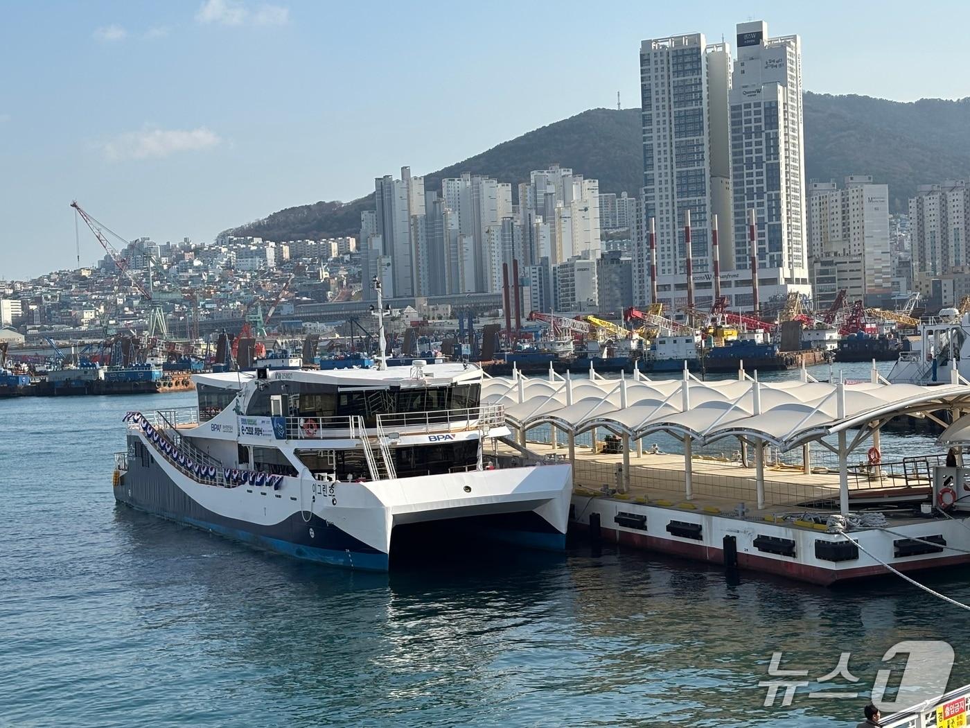 본문 이미지 - 정박해 있는 e-그린호. 100% 전기추진 항만안내선으로 관공선으로서는 국내 최초로 친환경 인증을 받았다. 2025.12.11. ⓒ 뉴스1 홍윤 기자