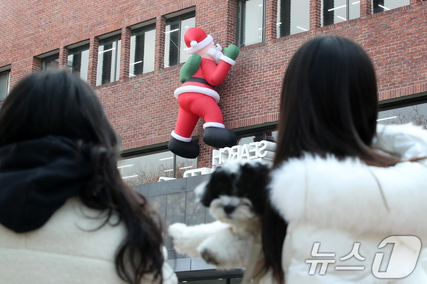 11일 오후 대구 영진전문대 도서관 벽에 걸린 산타 인형이 도서관을 찾은 학생들의 걸음을 멈춰세웠다. 2025.12.11/뉴스1 ⓒ News1 공정식 기자