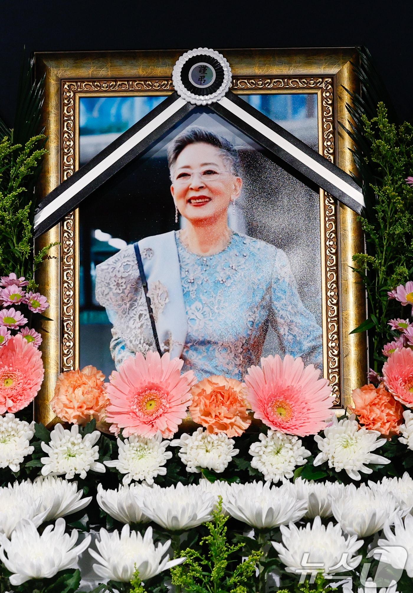 본문 이미지 - 11일 오후 서울 중구 충무로 서울영화센터에 원로 배우 고&#40;故&#41; 김지미&#40;본명 김명자&#41; 추모 공간이 마련돼 있다. 2025.12.11/뉴스1 ⓒ News1 안은나 기자