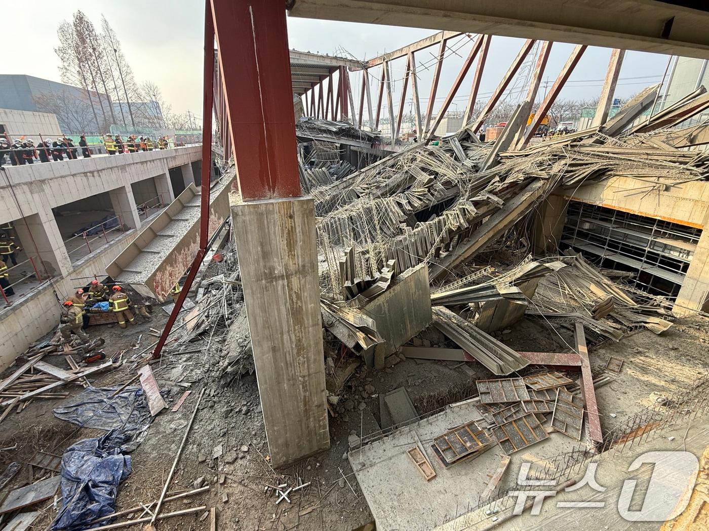 본문 이미지 - 11일 오후 1시 58분쯤 광주 서구 치평동&#40;상무지구&#41;의 광주대표도서관 공사 현장에서 레미콘 타설 중 붕괴 사고가 발생해 작업자가 매몰, 소방당국이 구조작업을 하고 있다. 2025.12.11/뉴스1 ⓒ News1 김태성 기자