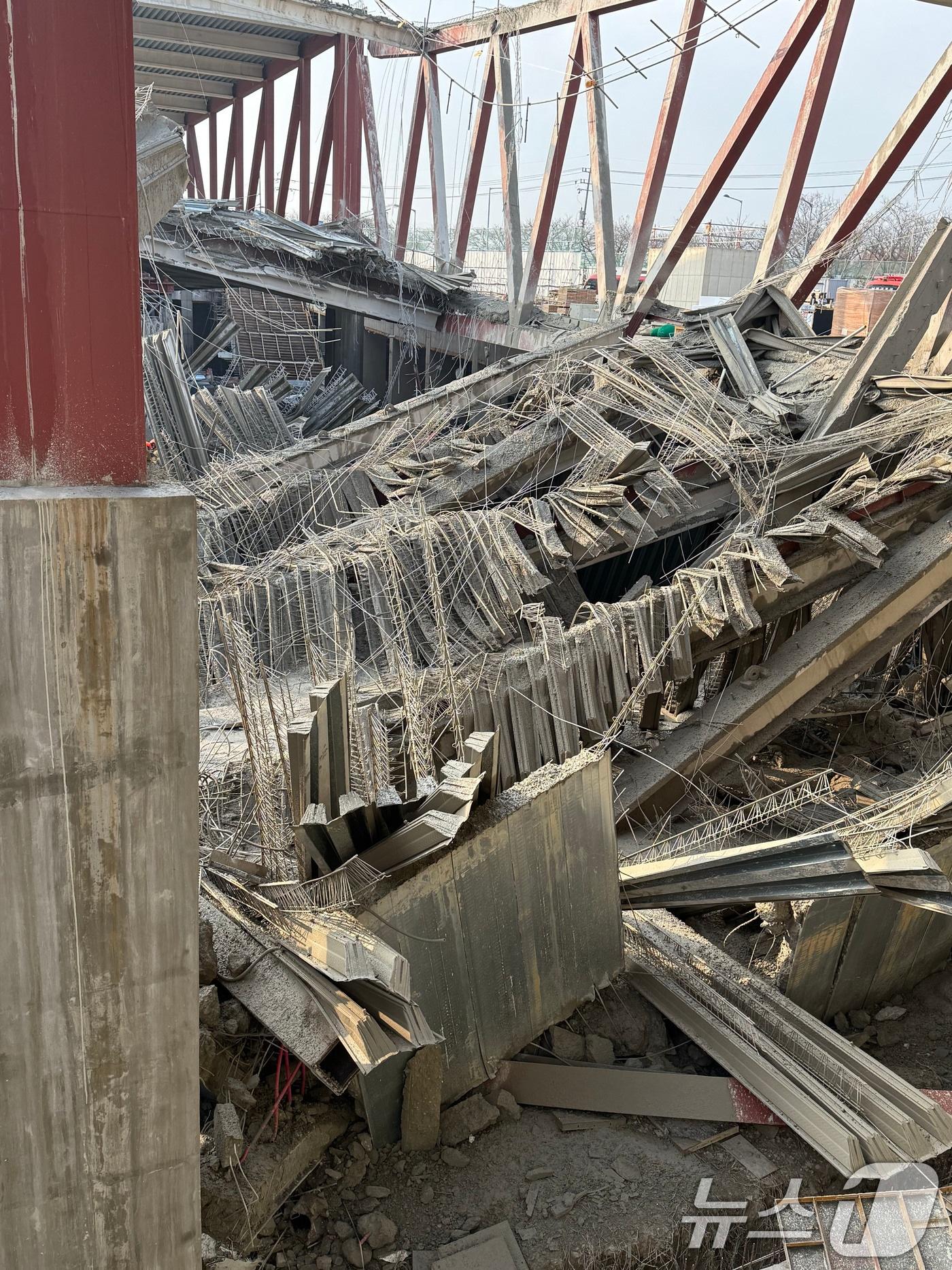 본문 이미지 - 11일 오후 1시 58분쯤 광주 서구 치평동&#40;상무지구&#41;의 광주대표도서관 공사 현장에서 레미콘 타설 중 붕괴 사고가 발생해 4명이 매몰&#40;추정&#41;, 소방당국이 구조작업을 하고 있다. 2025.12.11/뉴스1 ⓒ News1 김태성 기자