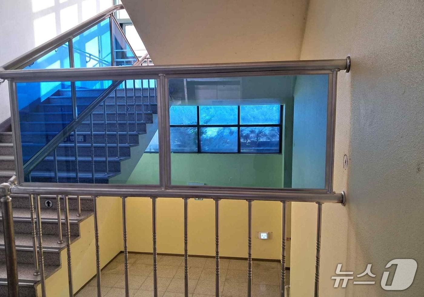 높이가 보강된 학교 안전난간대&#40;대전시교육청 제공&#41; /뉴스1