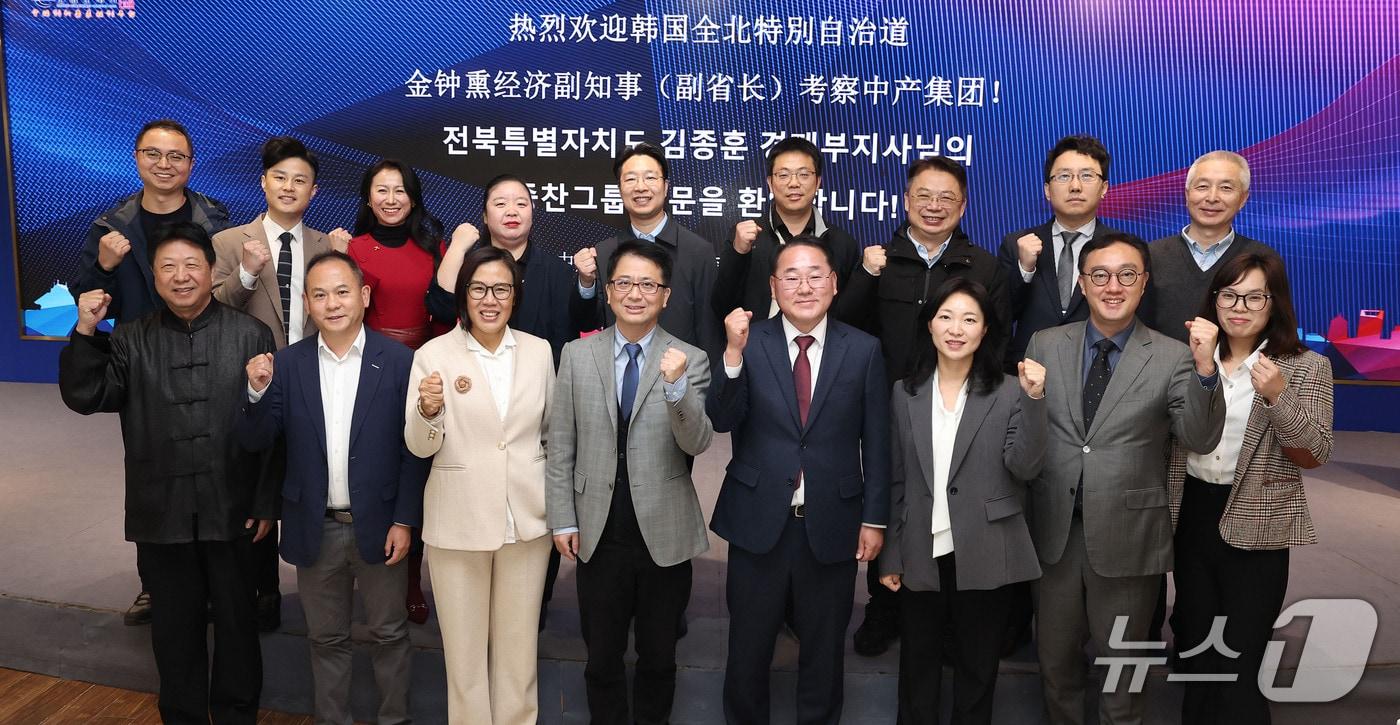 11일 중국 상하이에서 글로벌 기업들을 대상으로 한 전북도의 투자설명회가 개최된 가운데 김종훈 경제부지사 등 전북도 관계자들과 중국 기업 관계자들이 기념 촬영을 하고 있다.&#40;전북도 제공. 재판매 및 DB금지&#41;/뉴스1