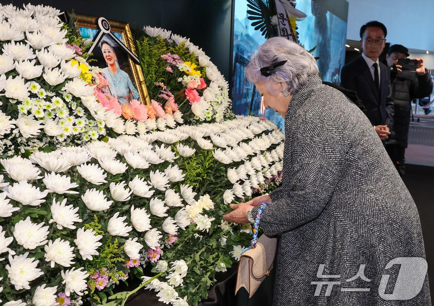 배우 정혜선이 11일 오후 서울 중구 충무로 서울영화센터에 마련된 원로 배우 고&#40;故&#41; 김지미&#40;본명 김명자&#41; 추모 공간을 찾아 조문을 하고 있다. 2025.12.11/뉴스1 ⓒ News1 안은나 기자