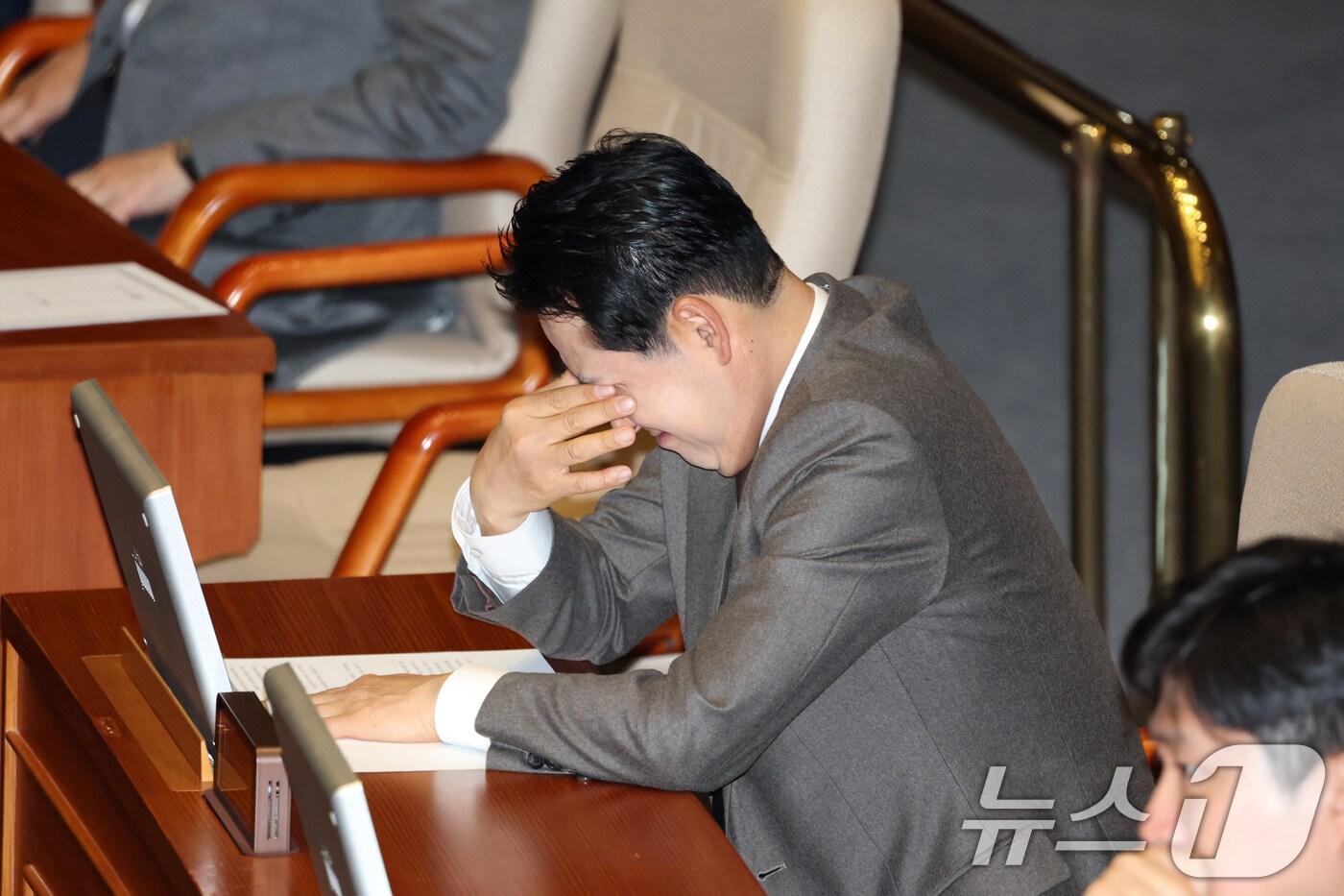 본문 이미지 - 11일 서울 여의도 국회에서 열린 제430회국회(임시회) 1차 본회의에서 장동혁 국민의힘 대표가 피곤한 듯 눈가를 만지고 있다. 2025.12.11/뉴스1 ⓒ News1 이승배 기자