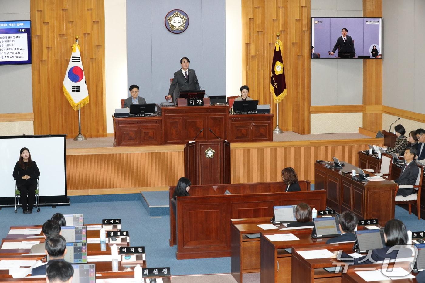 울산 남구의회 이상기 의장이 11일 제274회 제2차 정례회 본회의에서 의사봉을 두드리고 있다.&#40;울산 남구의회 제공. 재판매 및 DB금지&#41;/뉴스1