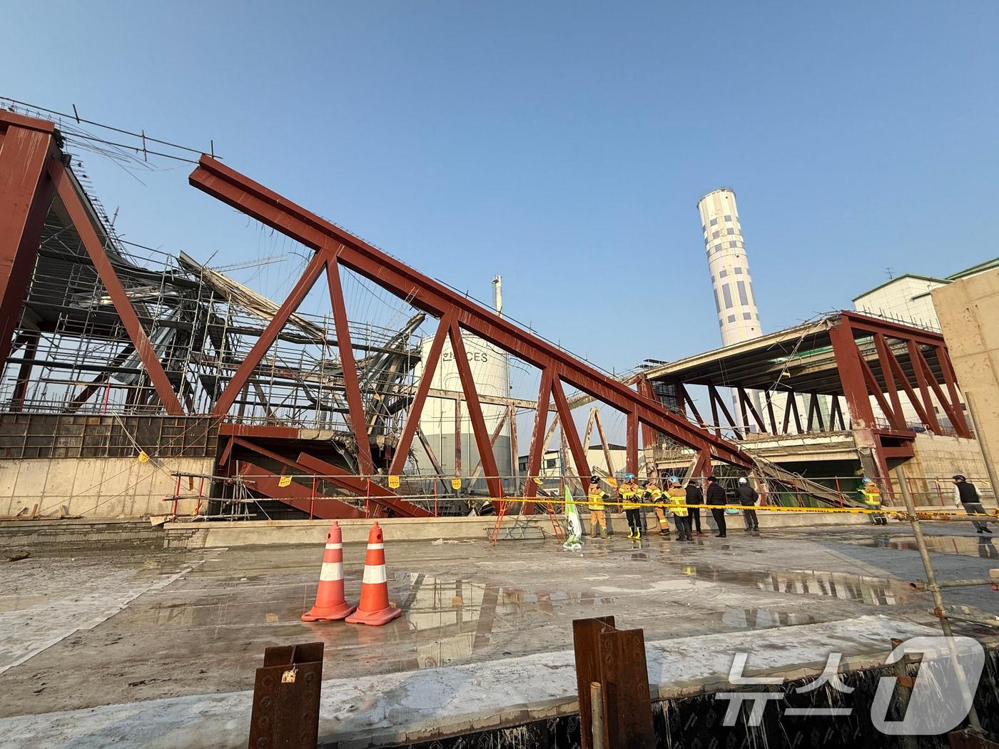 본문 이미지 - 11일 오후 1시 58분쯤 광주 서구 치평동&#40;상무지구&#41;의 광주대표도서관 공사 현장에서 레미콘 타설 중 붕괴 사고가 발생해 4명이 매몰, 소방당국이 구조작업을 하고 있다. 2025.12.11/뉴스1 ⓒ News1 김태성 기자