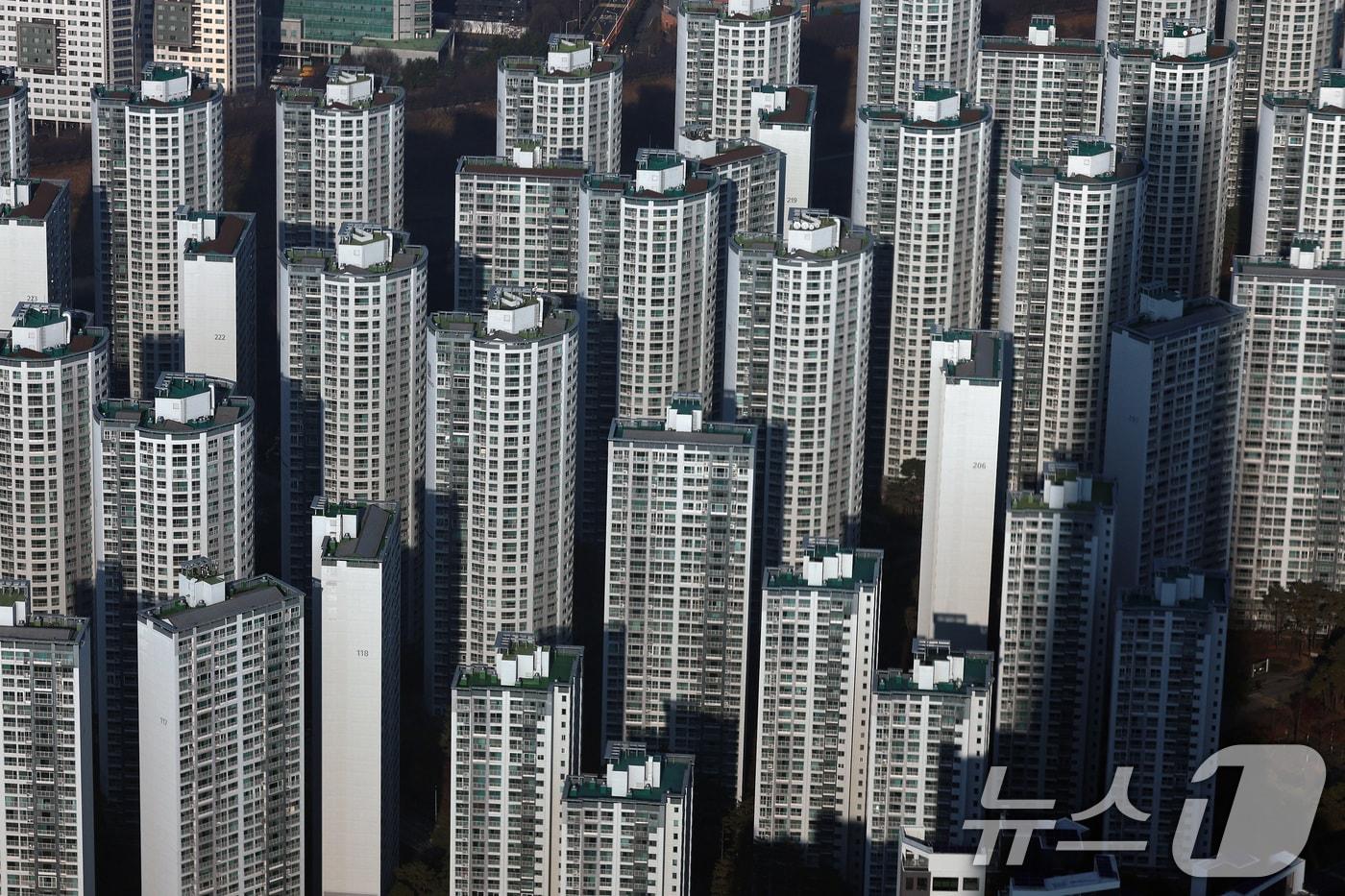  사진은 이날 서울 송파구 롯데월드타워 전망대 서울스카이에서 내려다 본 송파구의 아파트 단지. 2025.12.11/뉴스1 ⓒ News1 구윤성 기자