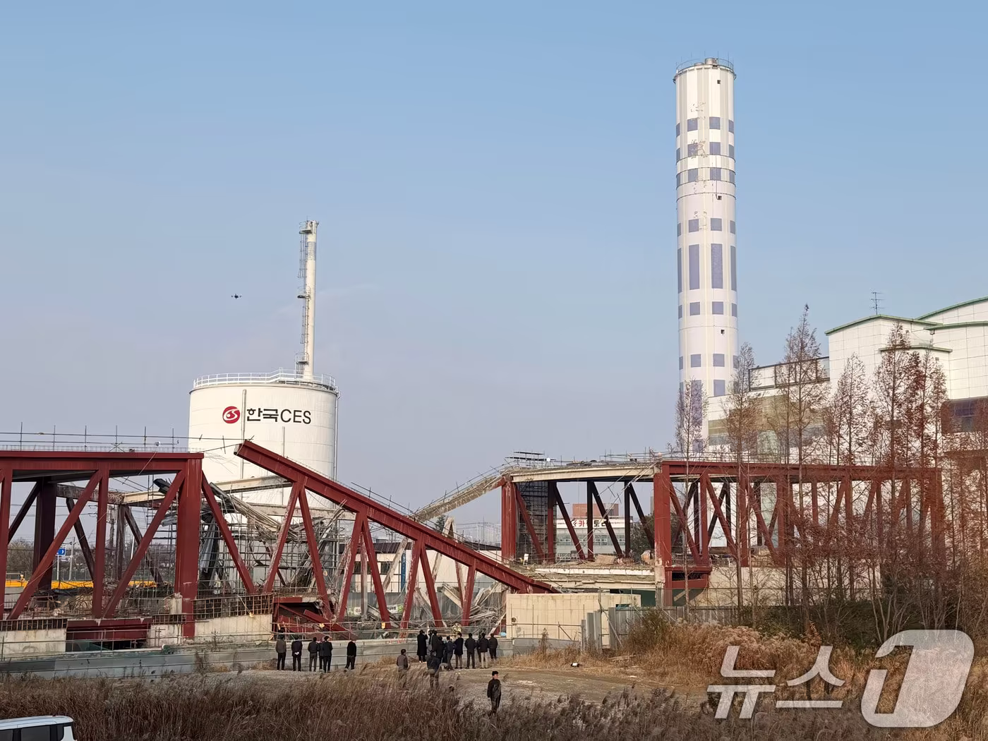 본문 이미지 - 11일 오후 1시 58분쯤 광주 서구 치평동&#40;상무지구&#41;의 광주대표도서관 공사 현장에서 레미콘 타설 중 붕괴 사고가 발생해 4명이 매몰, 소방당국이 구조작업을 하고 있다. 사진은 현장 모습. 2025.12.11/뉴스1 ⓒ News1 김태성 기자