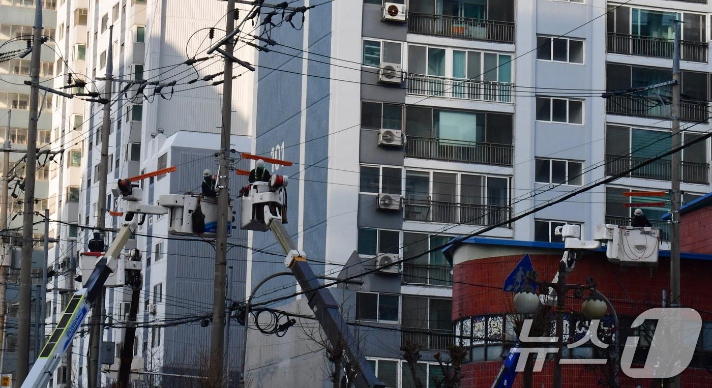 본문 이미지 - 경북 포항시 북구 장성동 아파트 밀집 지역에서 전기선로 공사가 진행되고 있다. 2025.12.11 ⓒ 뉴스1 최창호 기자