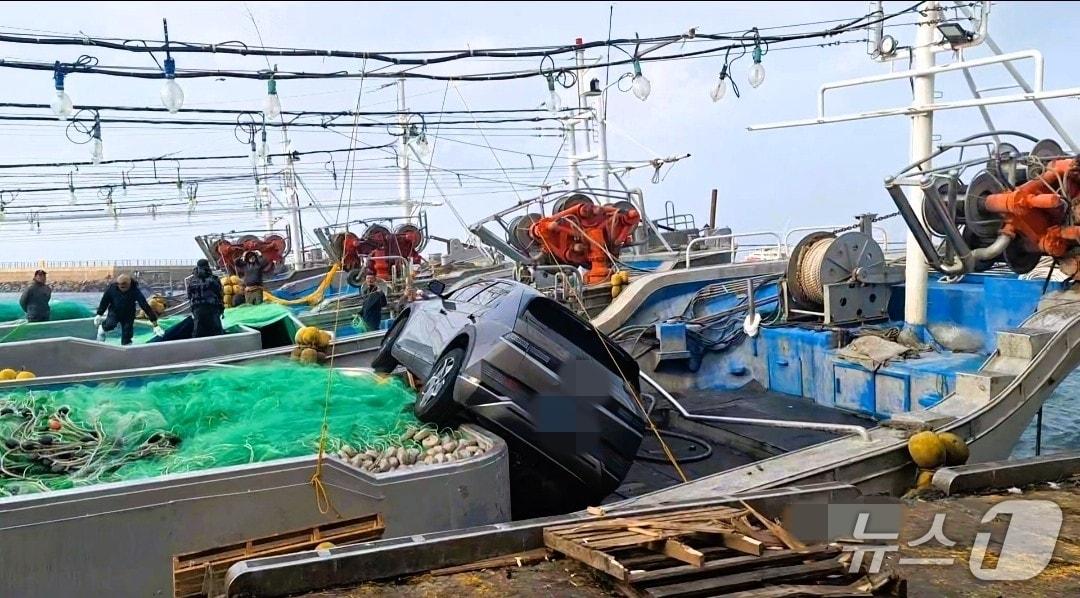 본문 이미지 -  11일 제주 한림항에서 전기차가 돌진, 정박중인 어선에 올라타는 사고가 났다.&#40;제주도소방안전본부 제공. 재판매 및  DB 금지&#41;/뉴스1