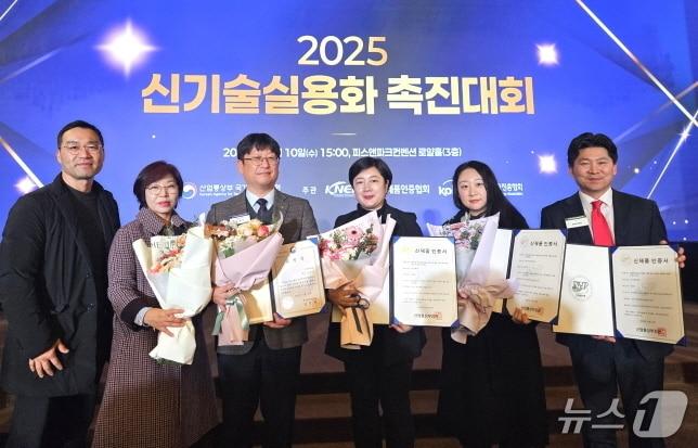 본문 이미지 - 손정민 전북대 RISE사업단장&#40;왼쪽에서 세번째&#41;이 지난 10일 열린 &#39;2025년도 신기술실용화 촉진대회&#39;에서 산업통상부 장관상을 수상했다.&#40;전북대 제공, 재판매 맻 DB 금지&#41;/뉴스1