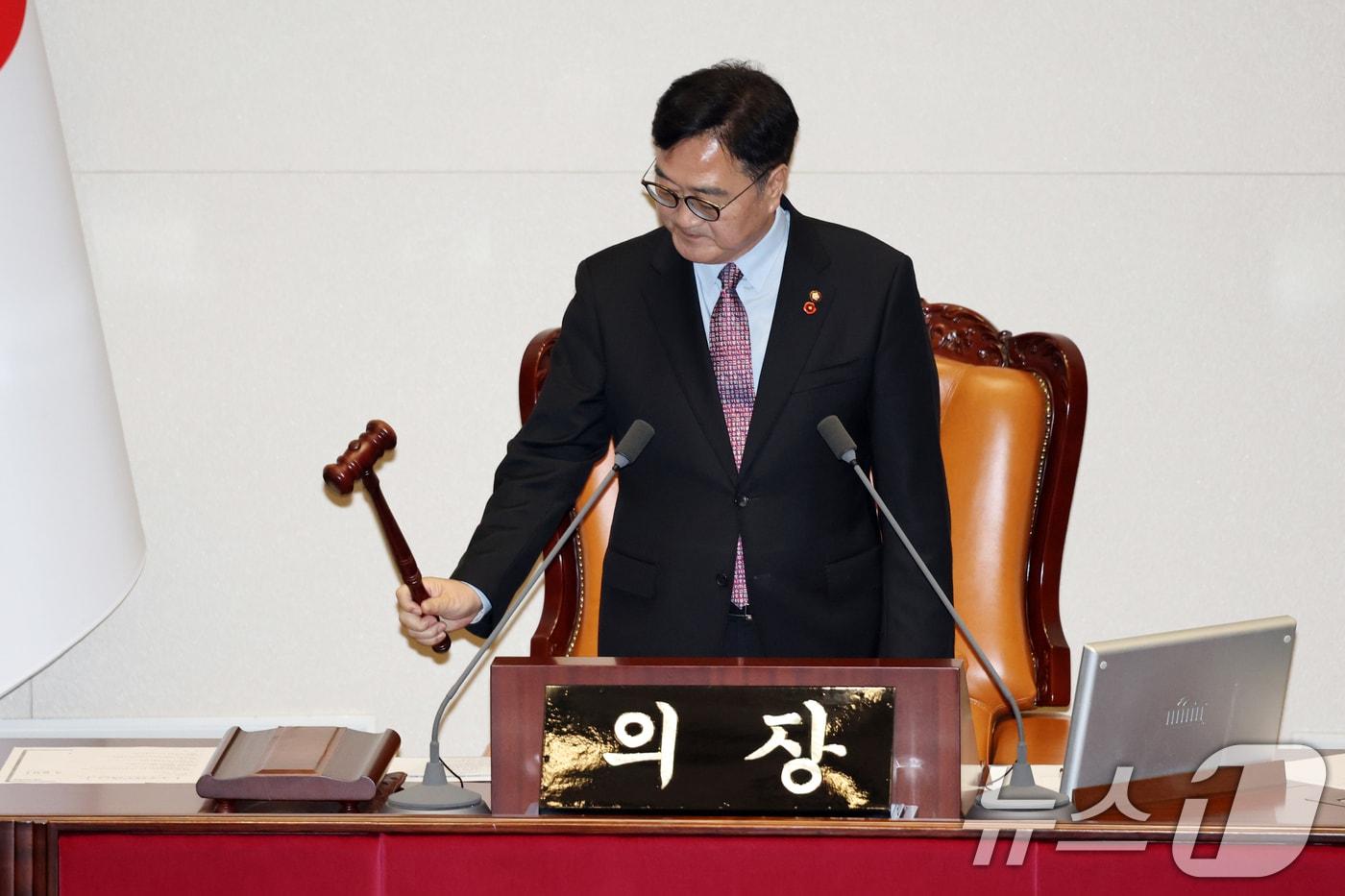 우원식 국회의장이 지난 11일 서울 여의도 국회에서 열린 제430회 국회(임시회) 1차 본회의에서 의사봉을 두드리고 있다. 2025.12.11/뉴스1 ⓒ News1 이승배 기자