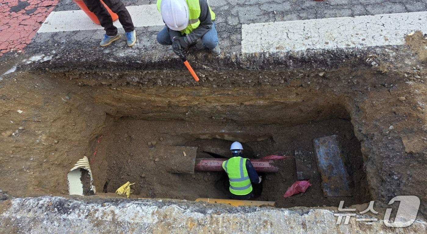 11일 아산시 배방읍 북수리의 한 도로에서 싱크홀이 발생해 복구 작업이 진행 중이다. 2025.12.11. ⓒ 뉴스1 이시우 기