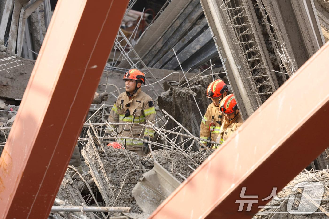 11일 오후 1시 58분쯤 광주 서구 치평동&#40;상무지구&#41;의 광주대표도서관 공사 현장에서 레미콘 타설 중 붕괴 사고가 발생해 4명이 매몰, 소방당국이 구조작업을 하고 있다. 2025.12.11/뉴스1 ⓒ News1 김태성 기자