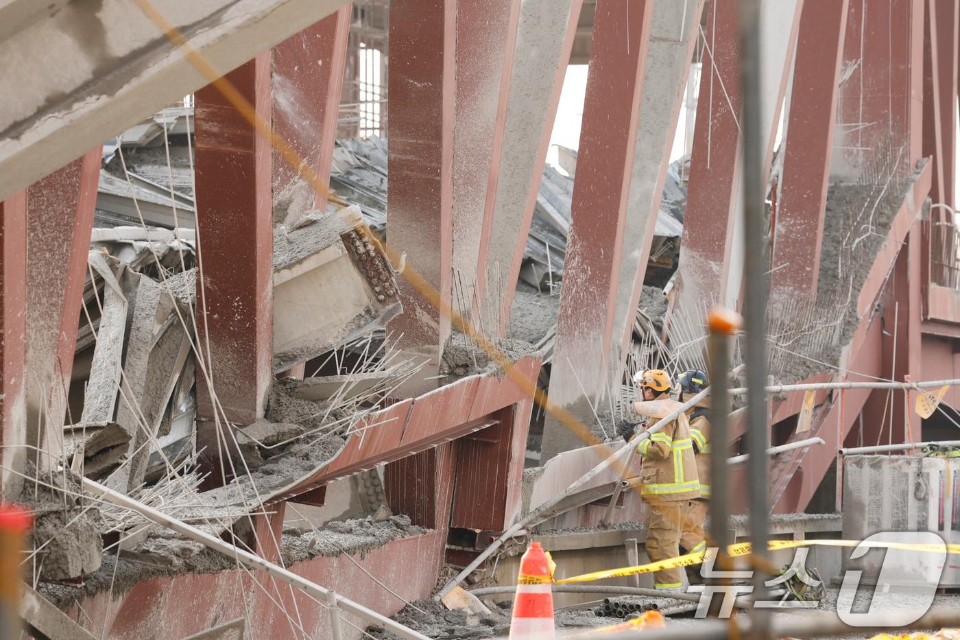 11일 오후 1시 58분쯤 광주 서구 치평동&#40;상무지구&#41;의 광주대표도서관 공사 현장에서 레미콘 타설 중 붕괴 사고가 발생해 4명이 매몰, 소방당국이 구조작업을 하고 있다. 2025.12.11/뉴스1 ⓒ News1 김태성 기자