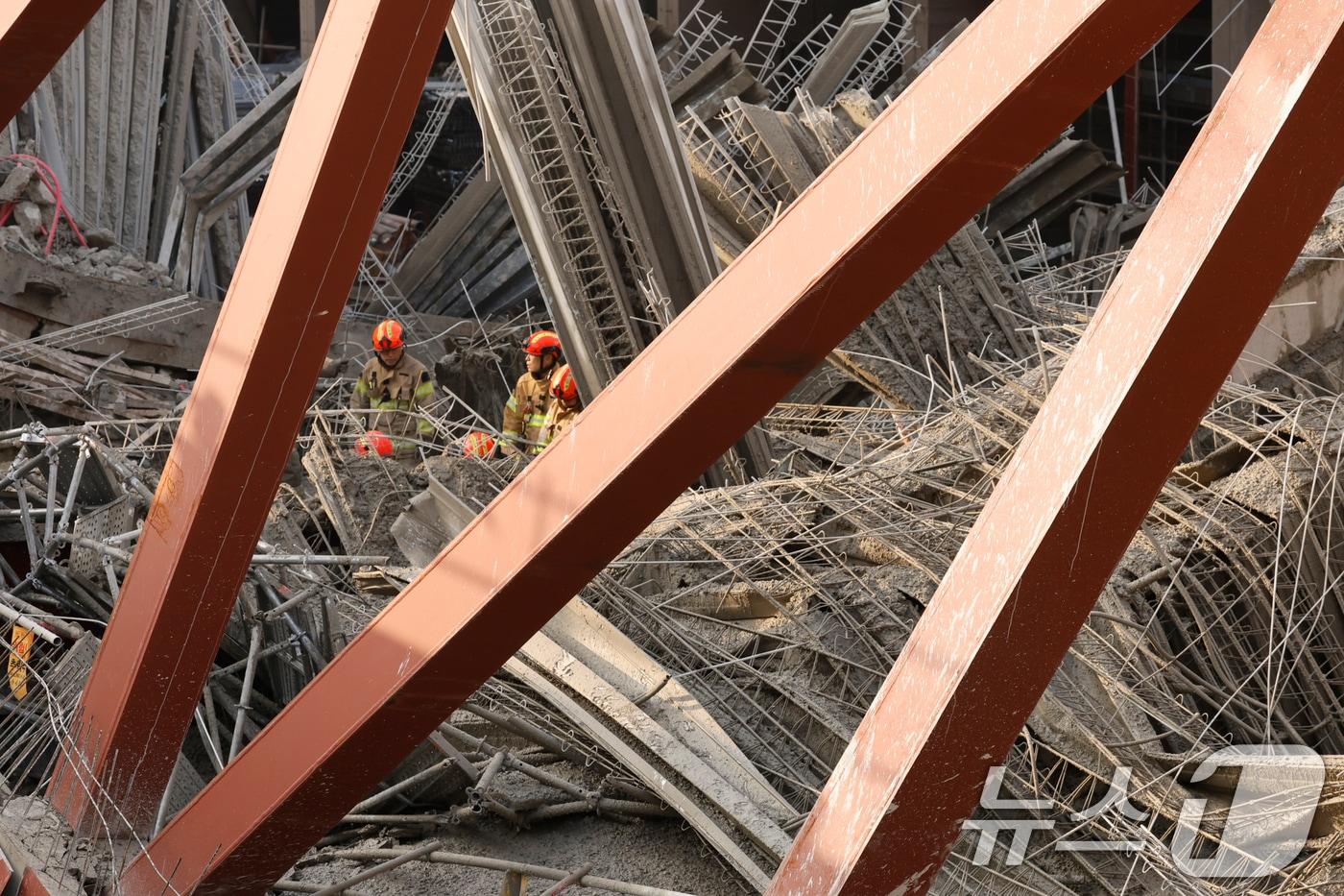 11일 오후 1시 58분쯤 광주 서구 치평동&#40;상무지구&#41;의 광주대표도서관 공사 현장에서 레미콘 타설 중 붕괴 사고가 발생해 4명이 매몰, 소방당국이 구조작업을 하고 있다. 2025.12.11/뉴스1 ⓒ News1 김태성 기자