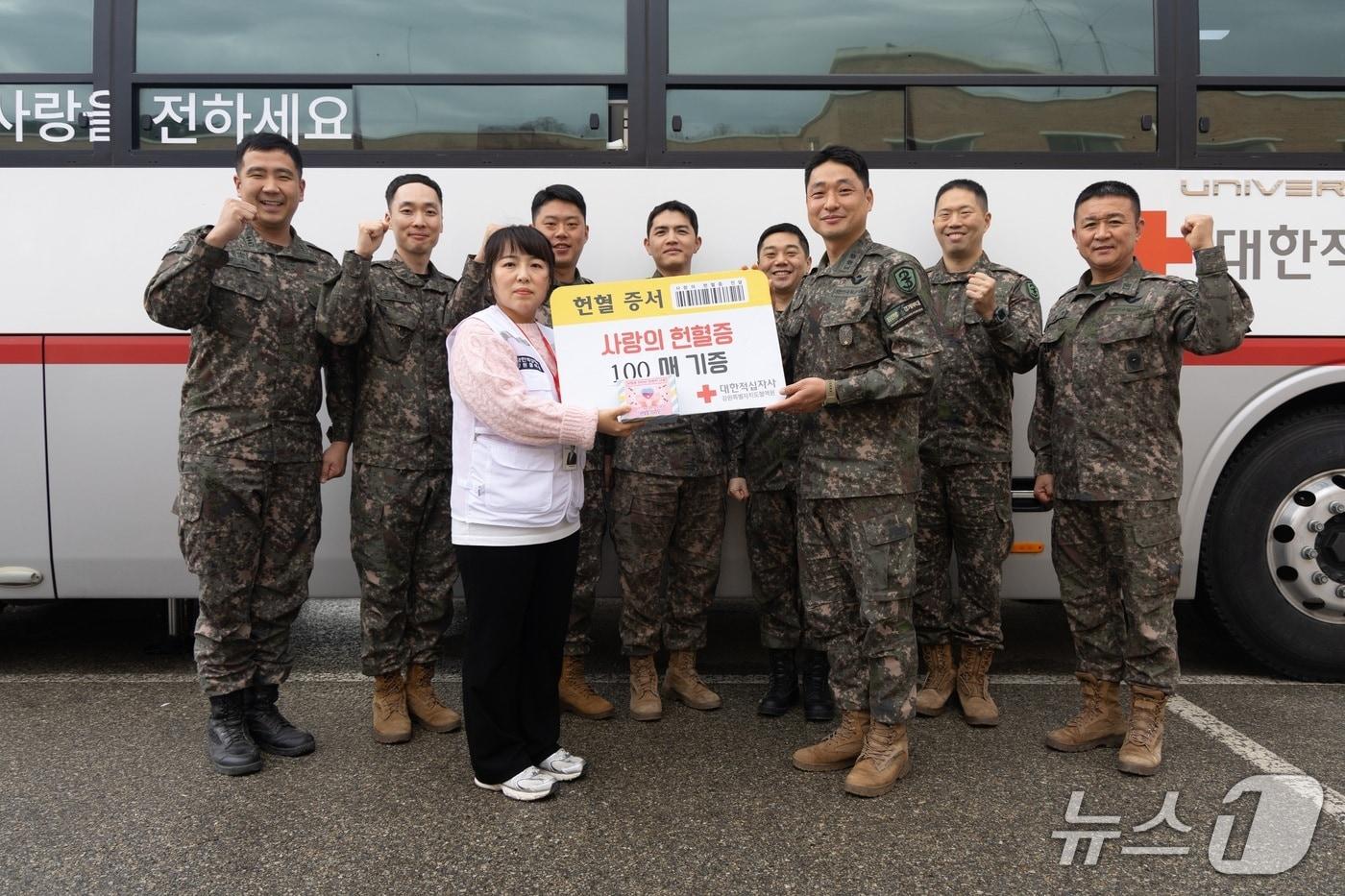 육군 23경비여단 최강대대 장병들이 11일 헌혈 행사를 마치고 기념촬영을 하고 있다.&#40;부대 제공, 재판매 및 DB 금지&#41; 2025.12.11/뉴스1
