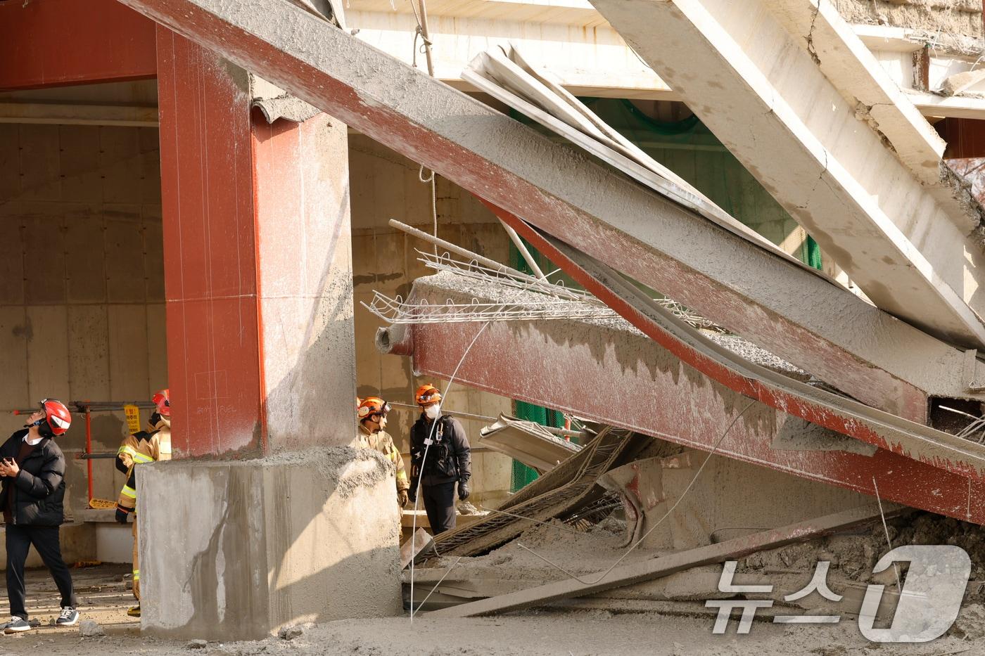 11일 오후 1시 58분쯤 광주 서구 치평동&#40;상무지구&#41;의 광주대표도서관 공사 현장에서 레미콘 타설 중 붕괴 사고가 발생해 4명이 매몰, 소방당국이 구조작업을 하고 있다. 2025.12.11/뉴스1 ⓒ News1 김태성 기자