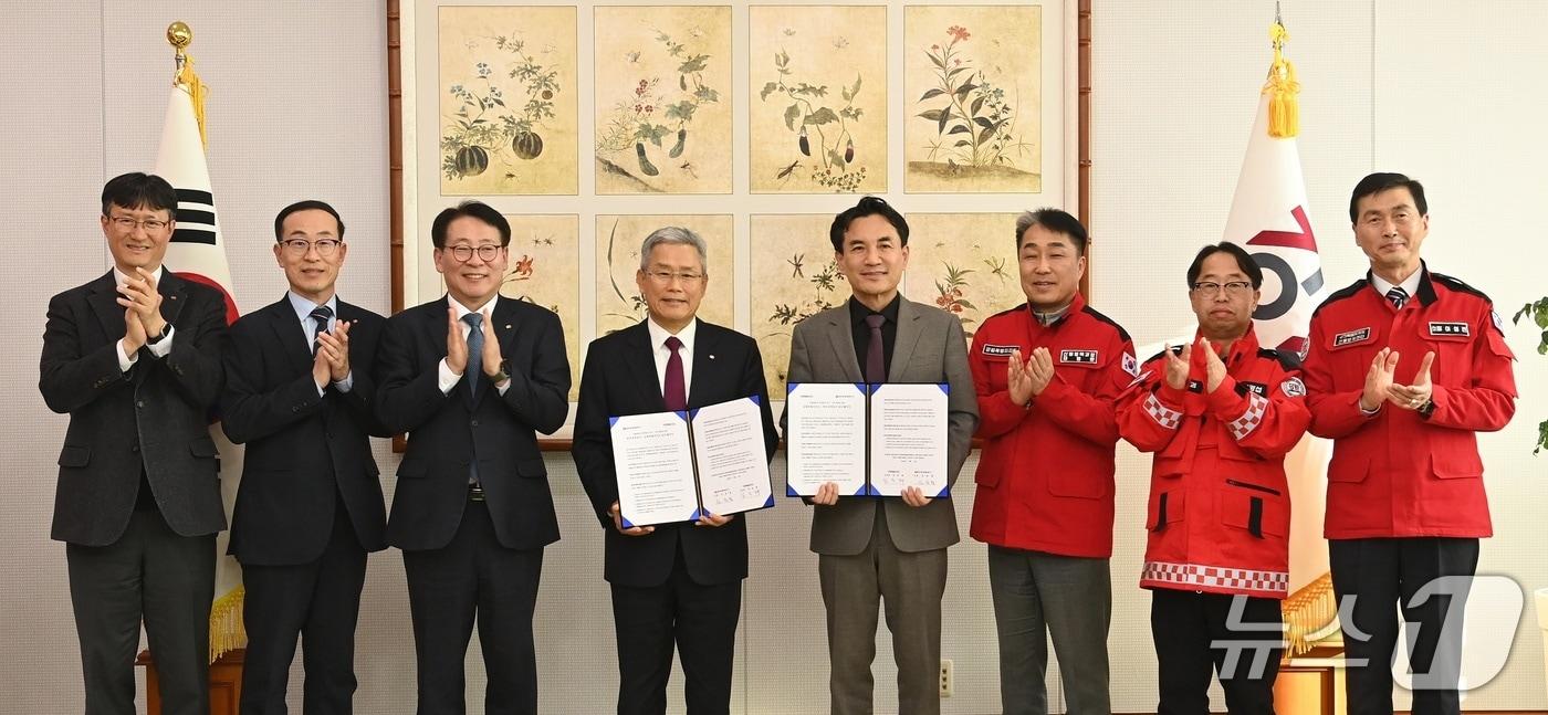 한국전력과 강원도는 11일 산불예방과 전력설비 보호를 위한 업무협약을 체결했다.&#40;한국전력 제공. 재판매 및 DB금지&#41;/뉴스1
