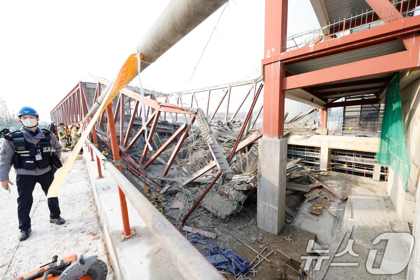 11일 오후 1시 58분쯤 광주 서구 치평동&#40;상무지구&#41;의 광주대표도서관 공사 현장에서 레미콘 타설 중 붕괴 사고가 발생해 4명이 매몰, 소방당국이 구조작업을 하고 있다. 2025.12.11/뉴스1 ⓒ News1 김태성 기자