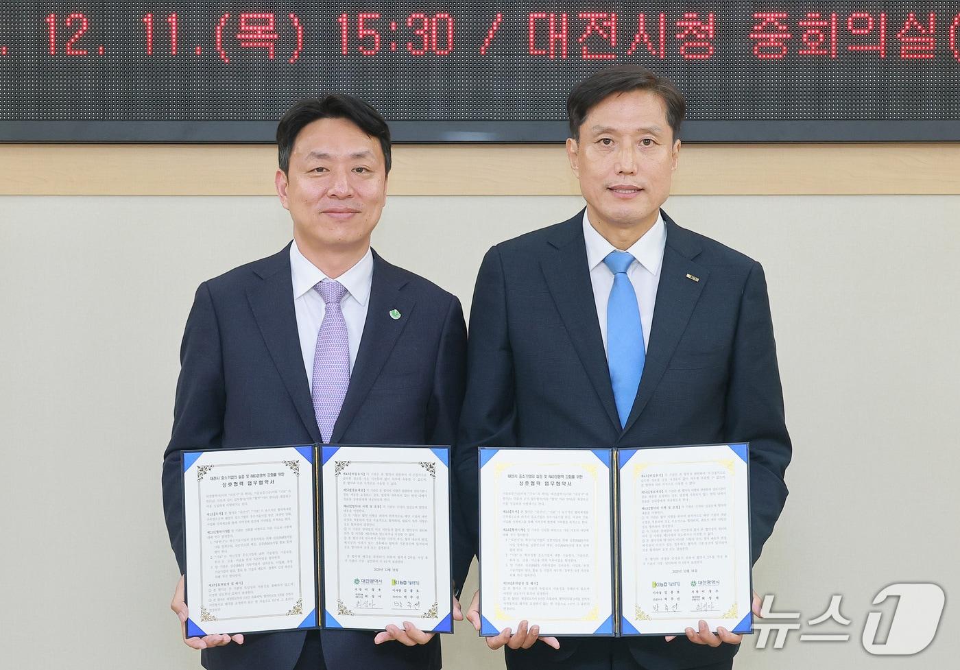 협약식에는 최성아 정무경제과학부시장&#40;왼쪽&#41;과 박주선 기술보증기금 전무이사가 참석했다. &#40;시 제공&#41; / 뉴스1