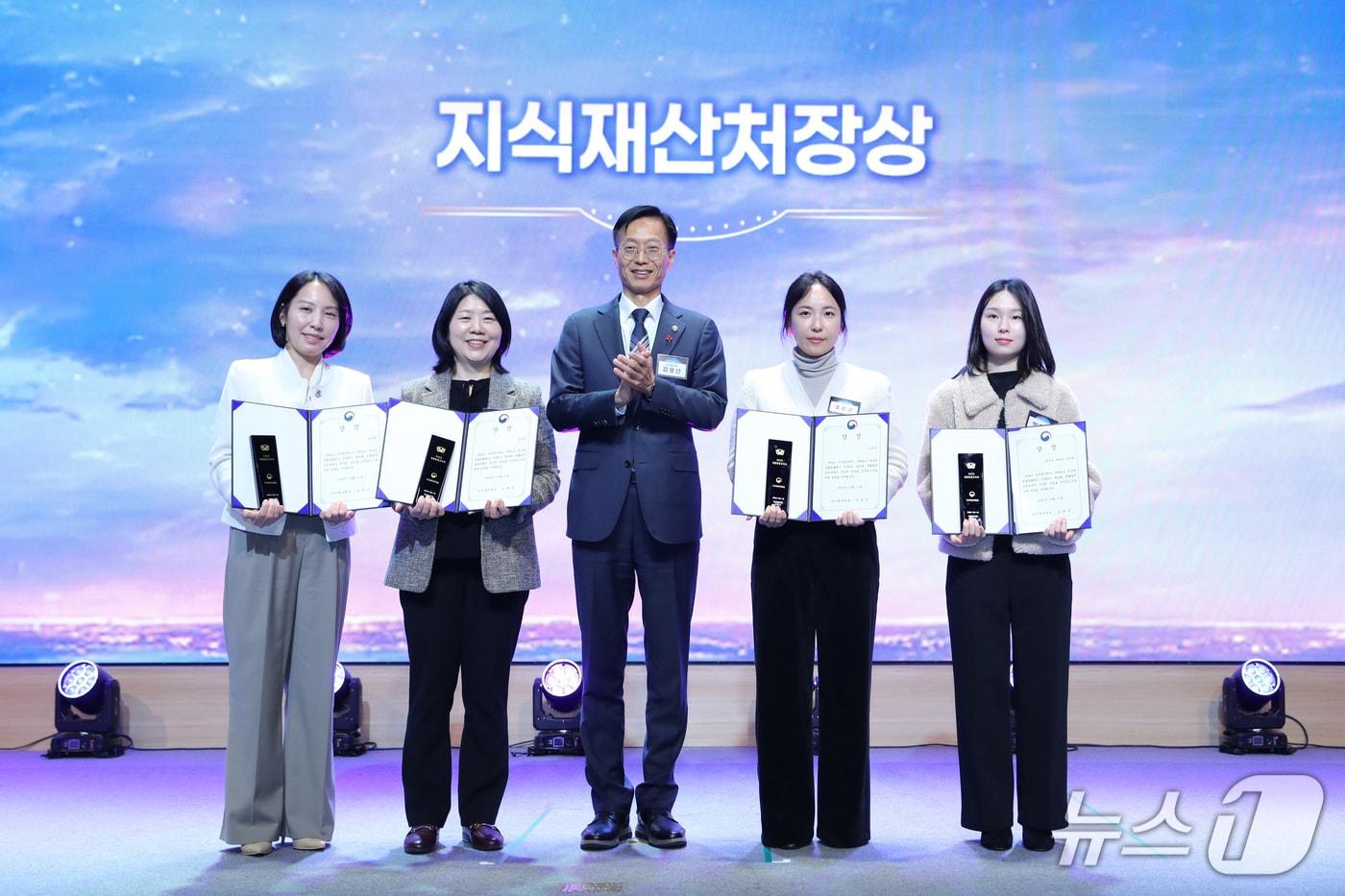 김용선 지식재산처장&#40;왼쪽에서 3번째&#41;이 수상자들과 기념촬영을 하고 있다.왼쪽부터 박지원, 조윤주, 김용선 지식재산처장, 조은구, 박은서씨.&#40;지식재산처 제공.재판매 및 DB금지&#41;/뉴스1