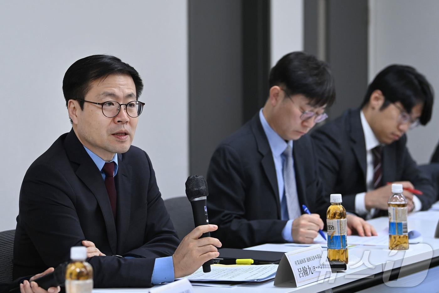 여한구 산업통상자원부 통상교섭본부장이 11일 오후 서울 중구 한국프레스센터 회의실에서 열린 마쓰우라 데쓰야 SJC 이사장을 비롯한 유관기관 관계자가 참석한 가운데 열린 '서울재팬클럽(SJC) 및 일본계 외투기업 간담회'에서 인사말을 하고 있다. (산업통상자원부 제공. 재판매 및 DB 금지) 2025.12.11/뉴스1