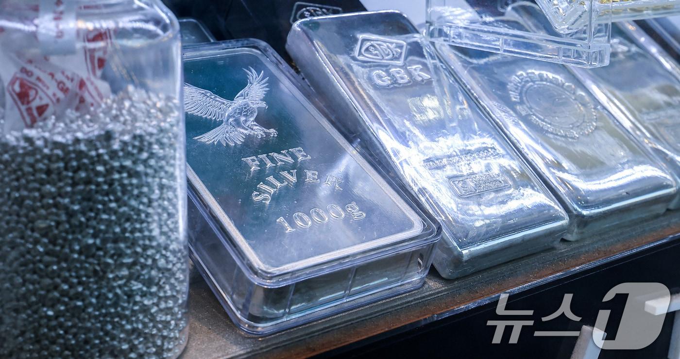 국제 은값이 사상 처음 온스당 60달러를 돌파하며 올해 초와 비교해 은 가격이 2배 이상 상승했다. 사진은 11일 서울의 한 금은방에 실버바가 전시돼 있는 모습. 2025.12.11/뉴스1 ⓒ News1 이호윤 기자